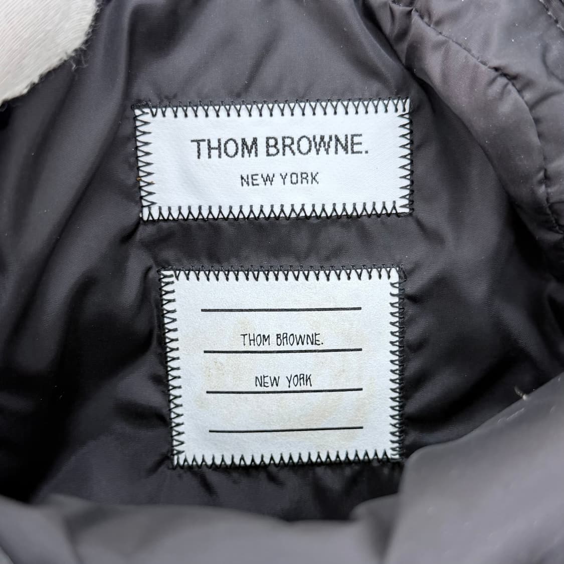 [A급/OS] 톰브라운 나일론 앤 인터락 사선 아플리케 크로스백 상품이미지7