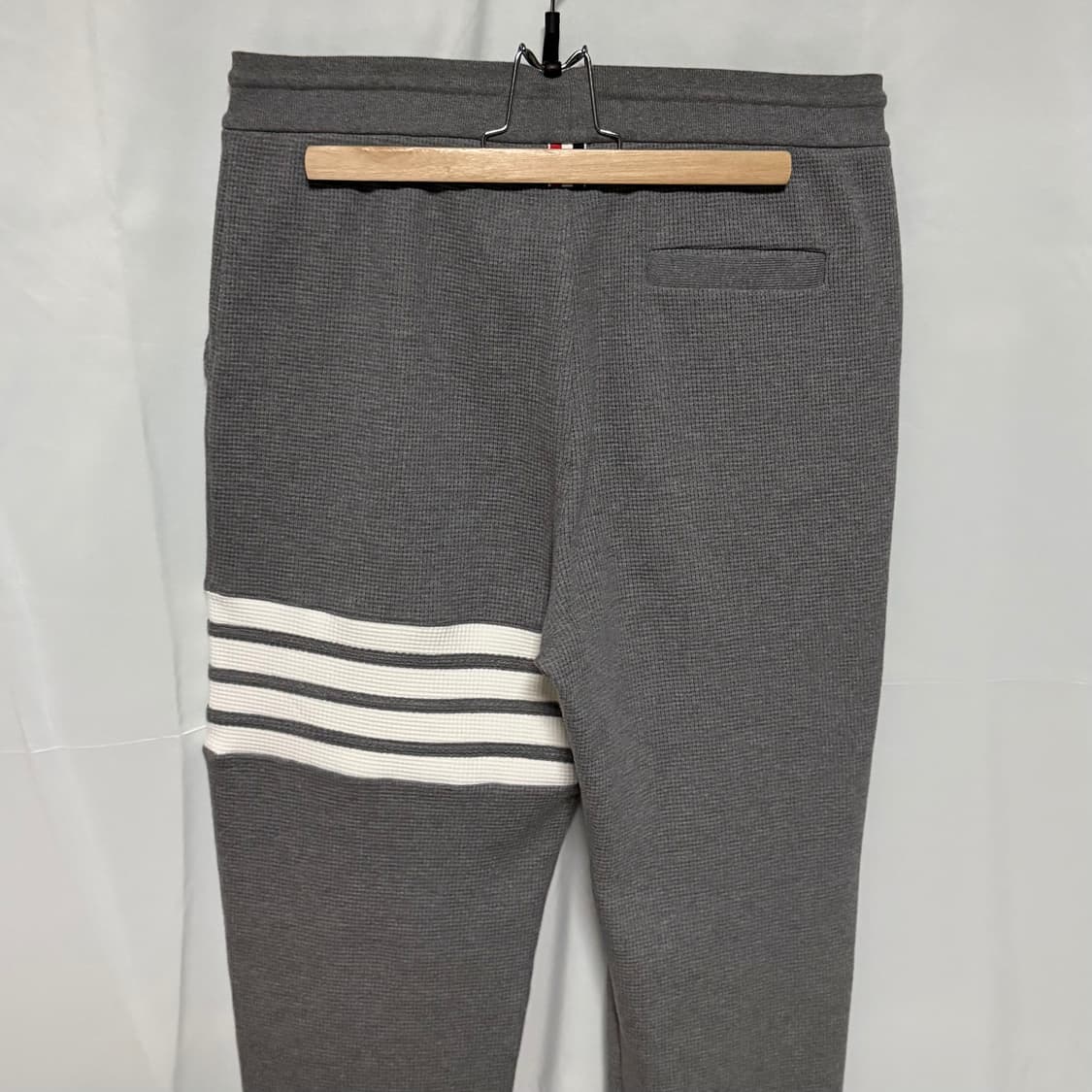 [미사용/2] 톰브라운 사선완장 와플 트레이닝 조거팬츠 바지 그레이 상품이미지5