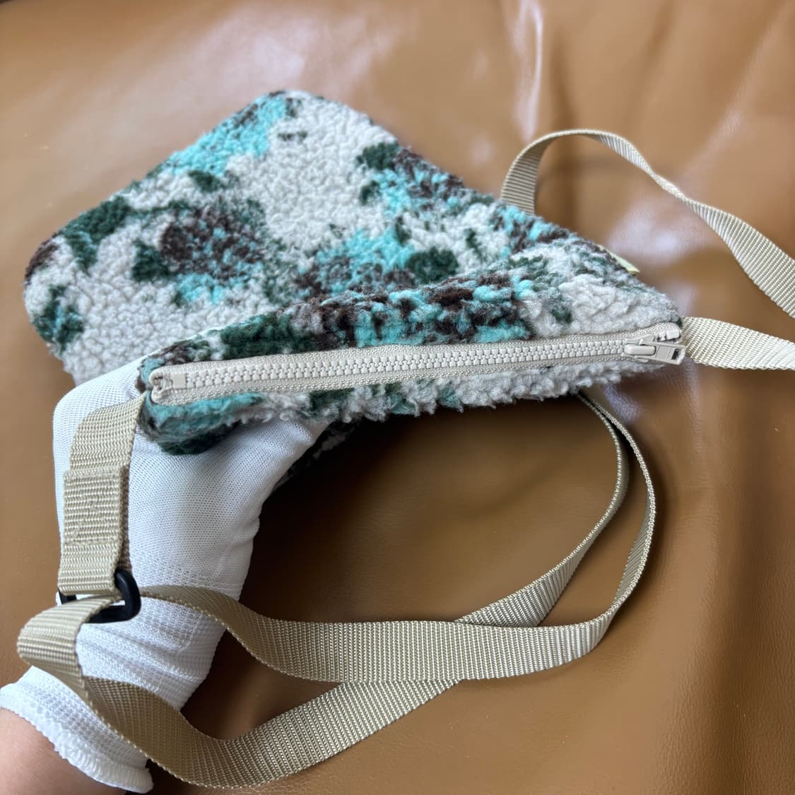 Beams SSZ 빔즈 빔스 플리스 샤코슈 크로스백 가방 상품이미지5