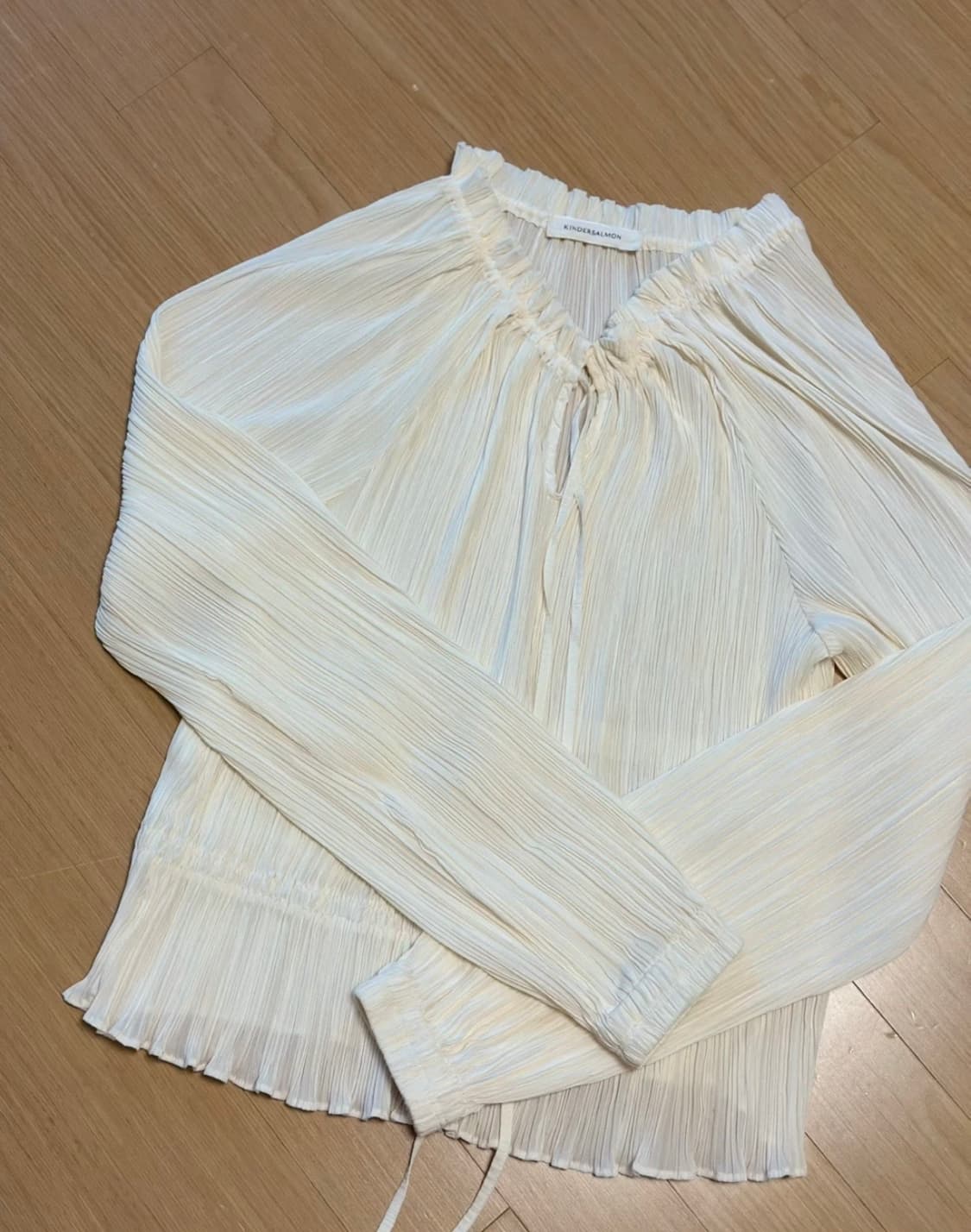 킨더살몬 FW23 Shirring Blouse 셔링 블라우스 상품이미지9