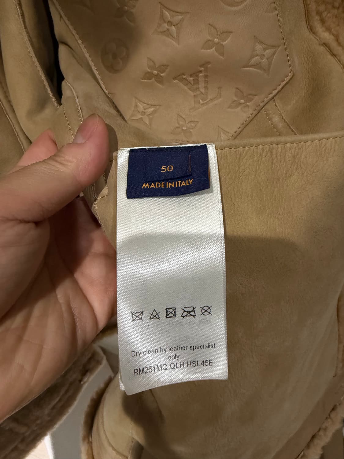 [50IT] 루이비통 시어링 트러커 BTS 착용 상품이미지6