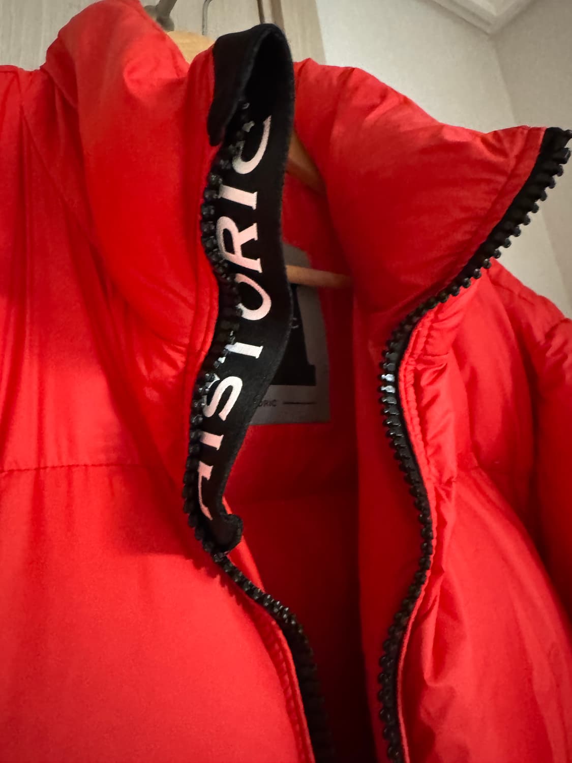 히스토릭리서치 레드 컬러 화이트 덕다운 패딩 상품이미지2