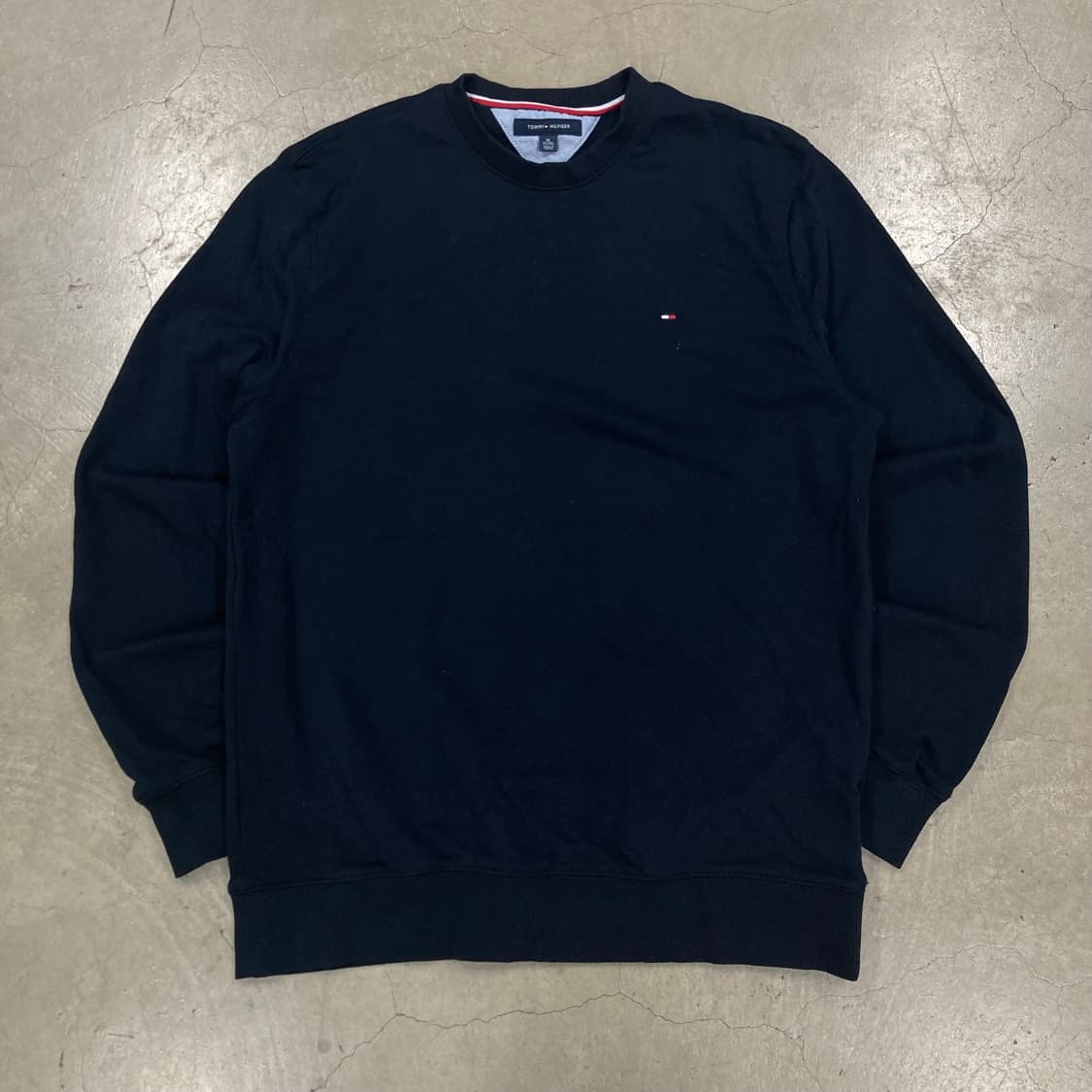 타미힐피거 네이비 컬러 스몰 로고 미니멀 맨투맨 상품이미지1