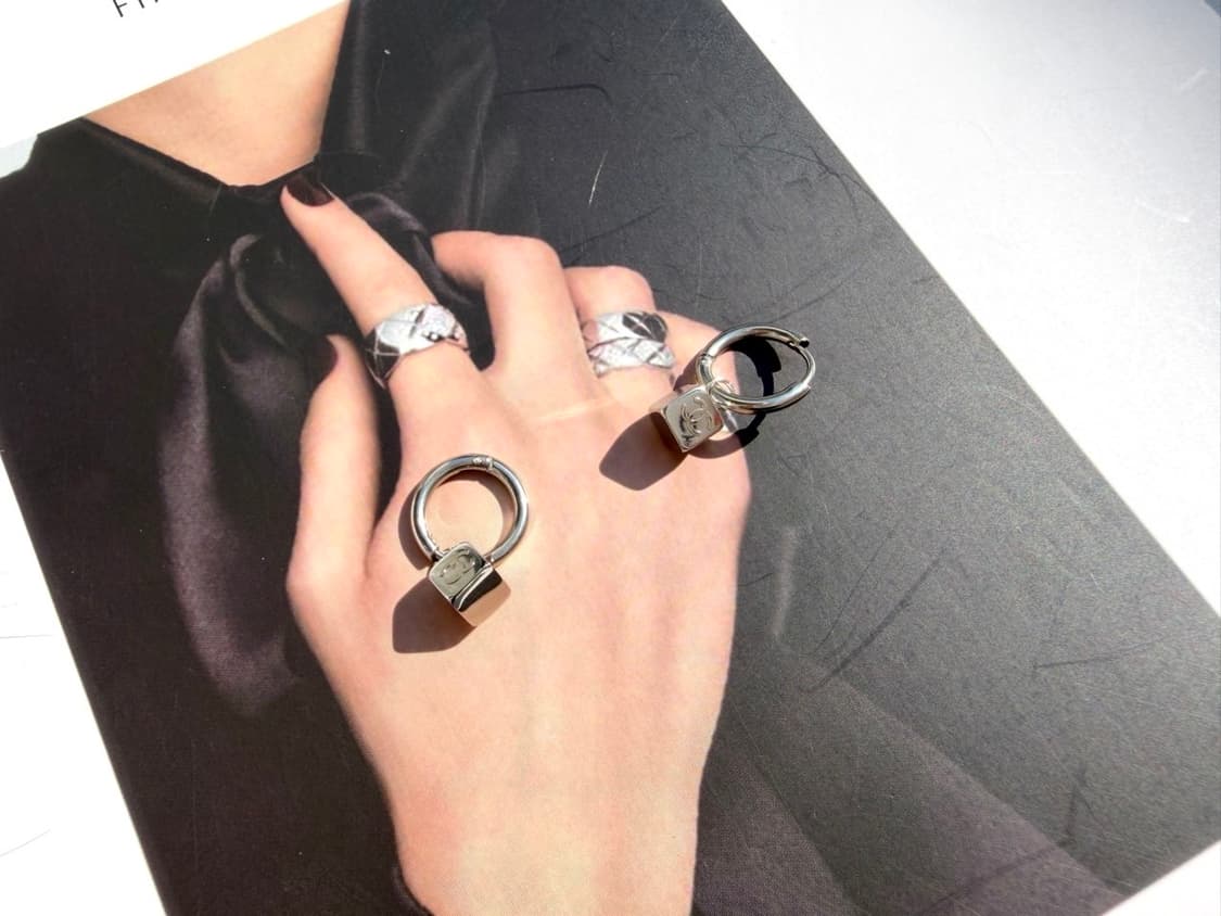 샤넬 링 큐브 이어링 실버 상품이미지7