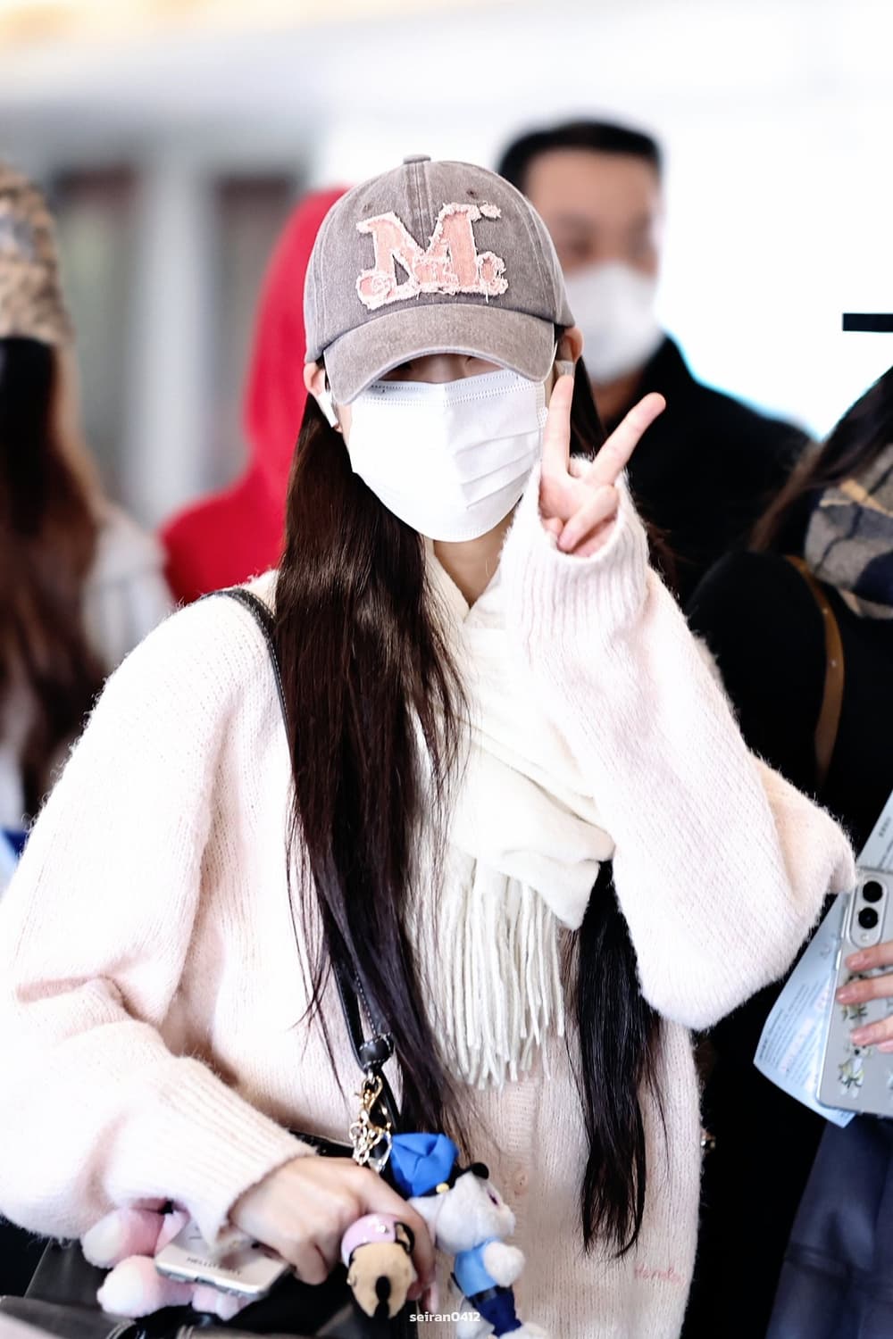 [하츠투하츠 유하 착용] 로라로라 헤어리 브이넥 루즈핏 가디건 베이비핑크 상품이미지2