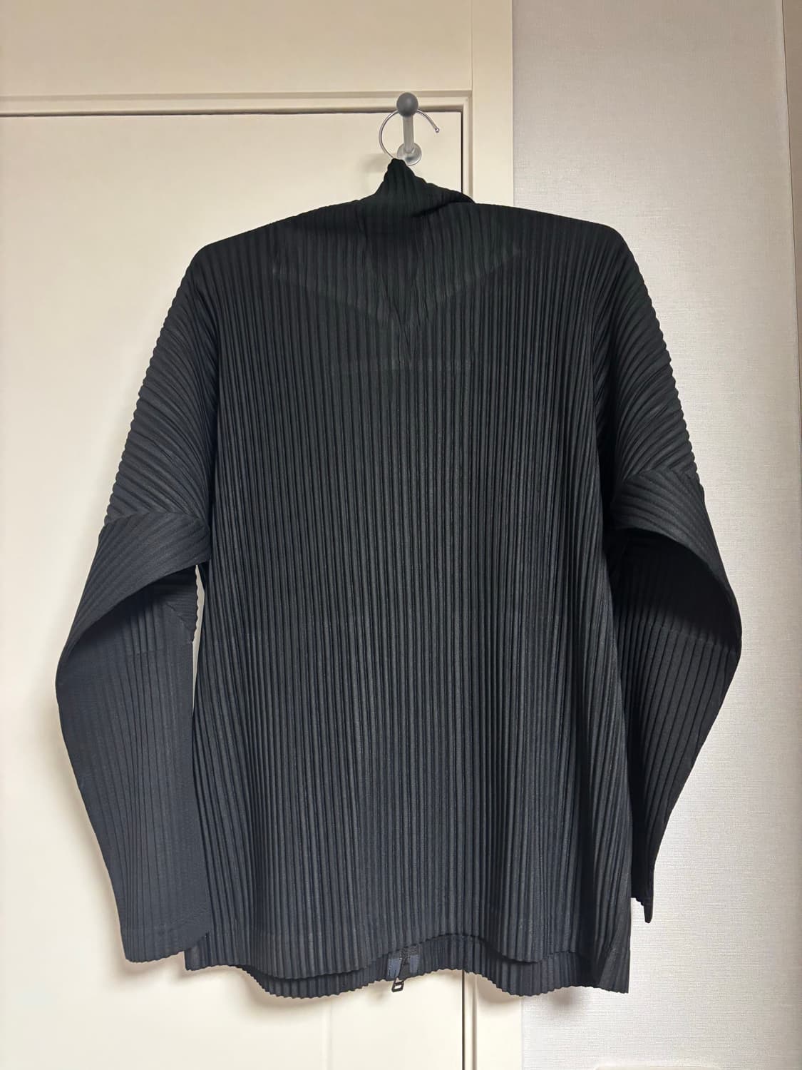 옴므플리세 오버 사이즈 하이넥 집업 블랙 - 이세이미야케  상품이미지2