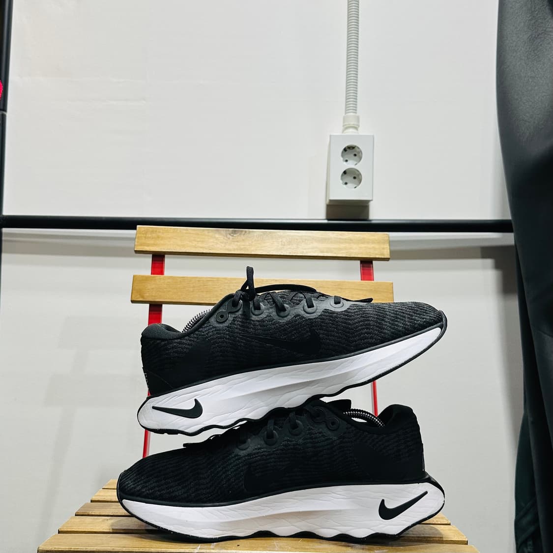 285) 나이키 운동화 남성 남자 런닝화 모티바 블랙 화이트 상품이미지6