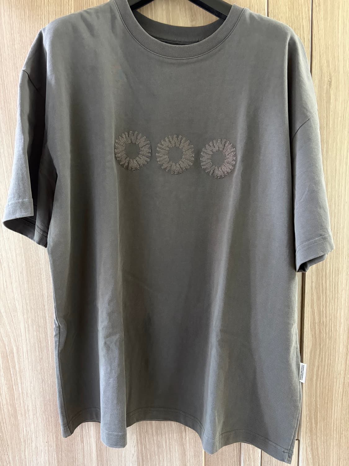 999휴머니티 반팔 차콜 상품이미지1