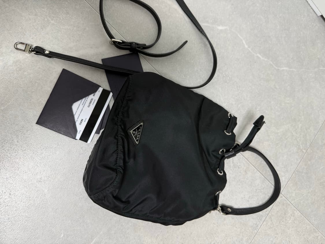 프라다 나일론 버킷 파우치 블랙 상품이미지4