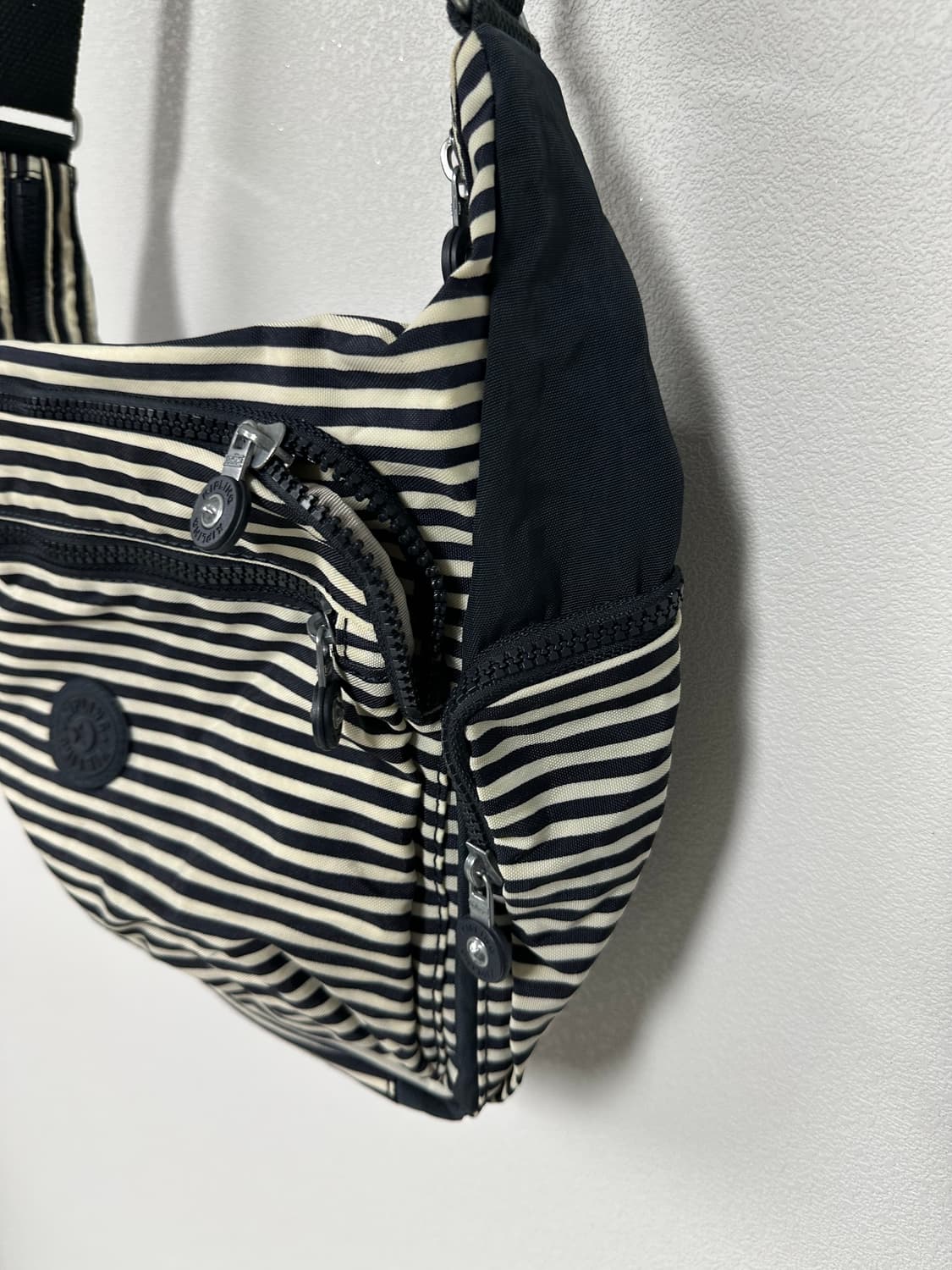 키플링 스트라이프 숄더백 상품이미지2