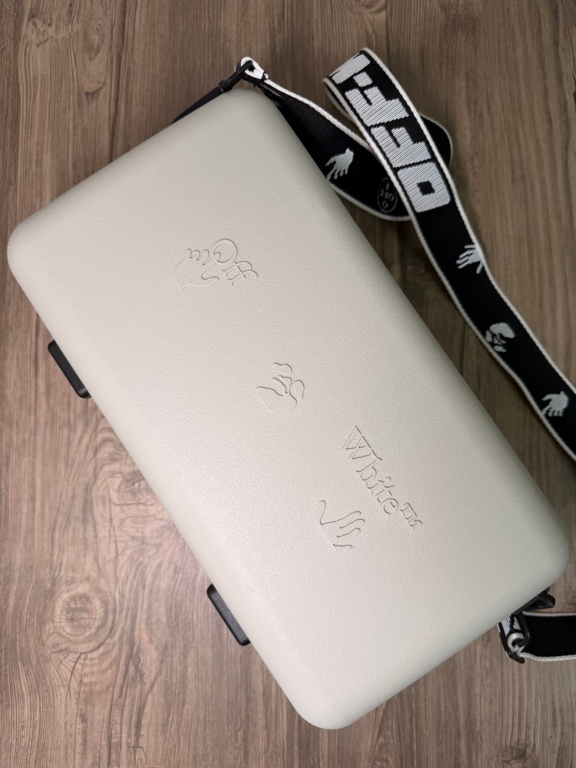 오프화이트 X 아모레 퍼시픽 프로텍션 박스 상품이미지1