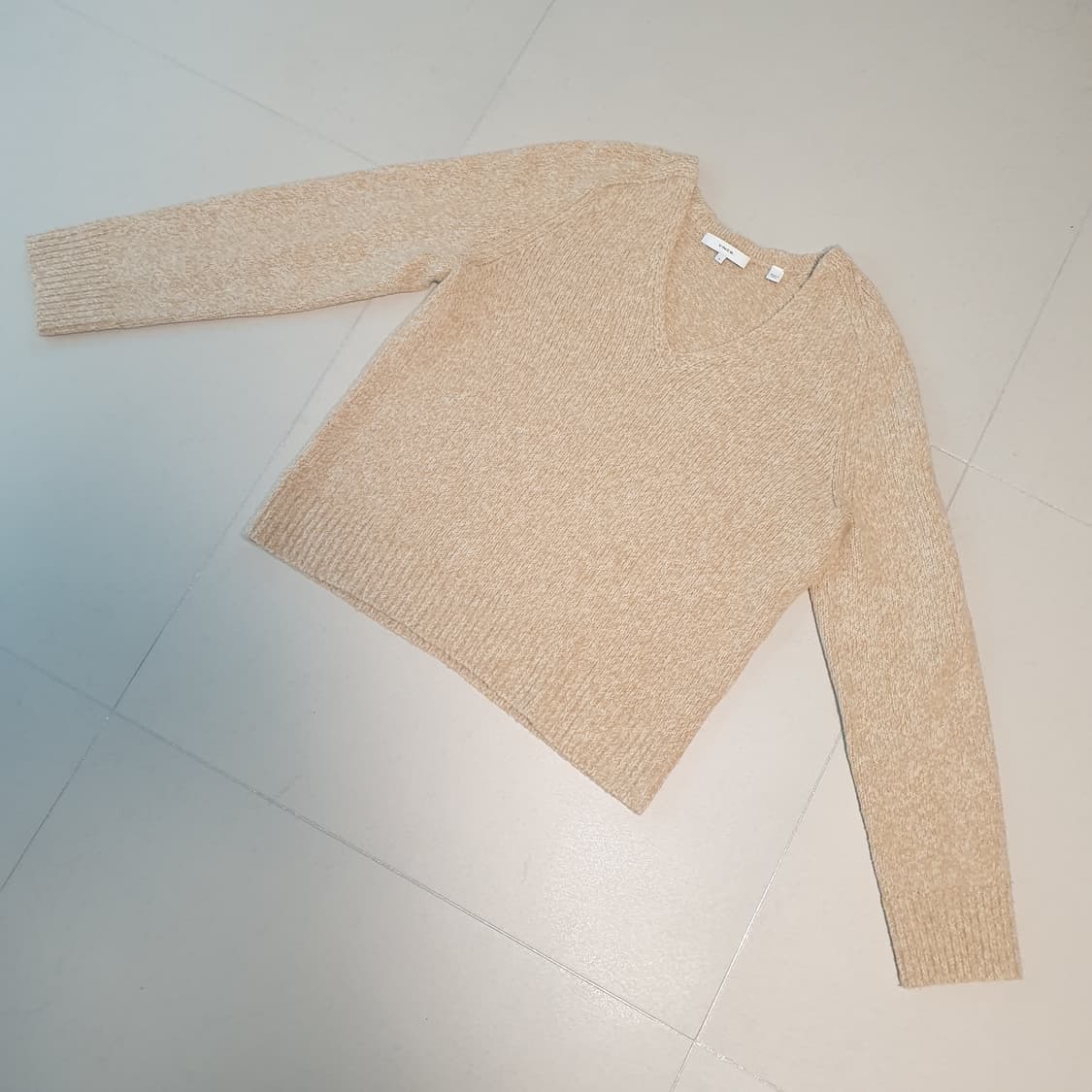 빈스 브이넥 니트 스웨터 엘로우 베이지 상품이미지3