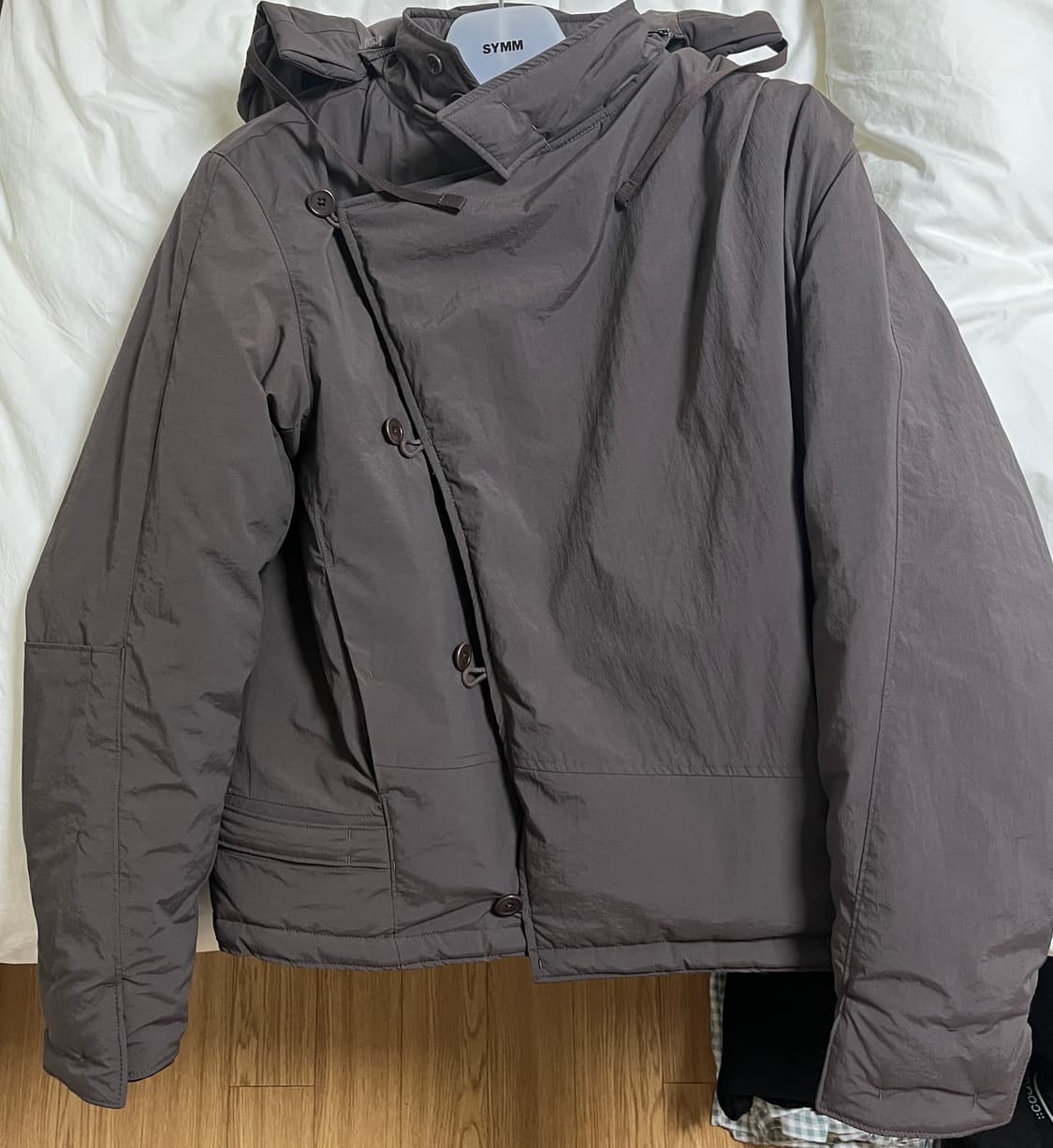 SYMM Draped Diagonal 점퍼 패딩 브라운 1 상품이미지4