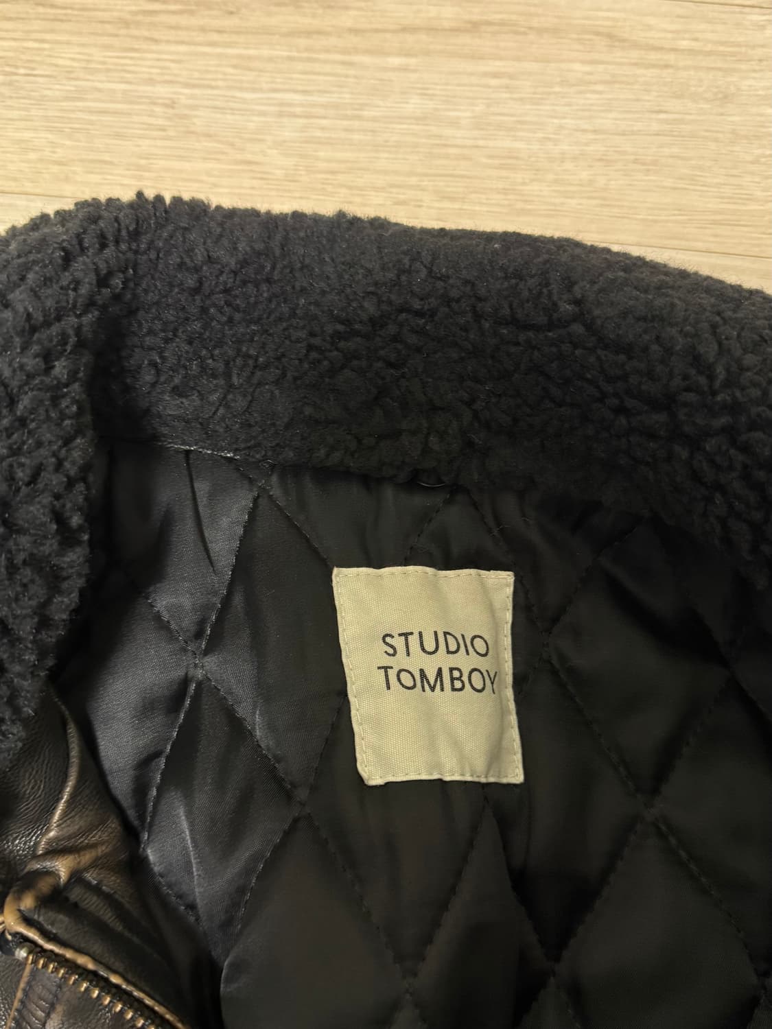 스튜디오 톰보이 무스탕 가죽 누빔 자켓 상품이미지5