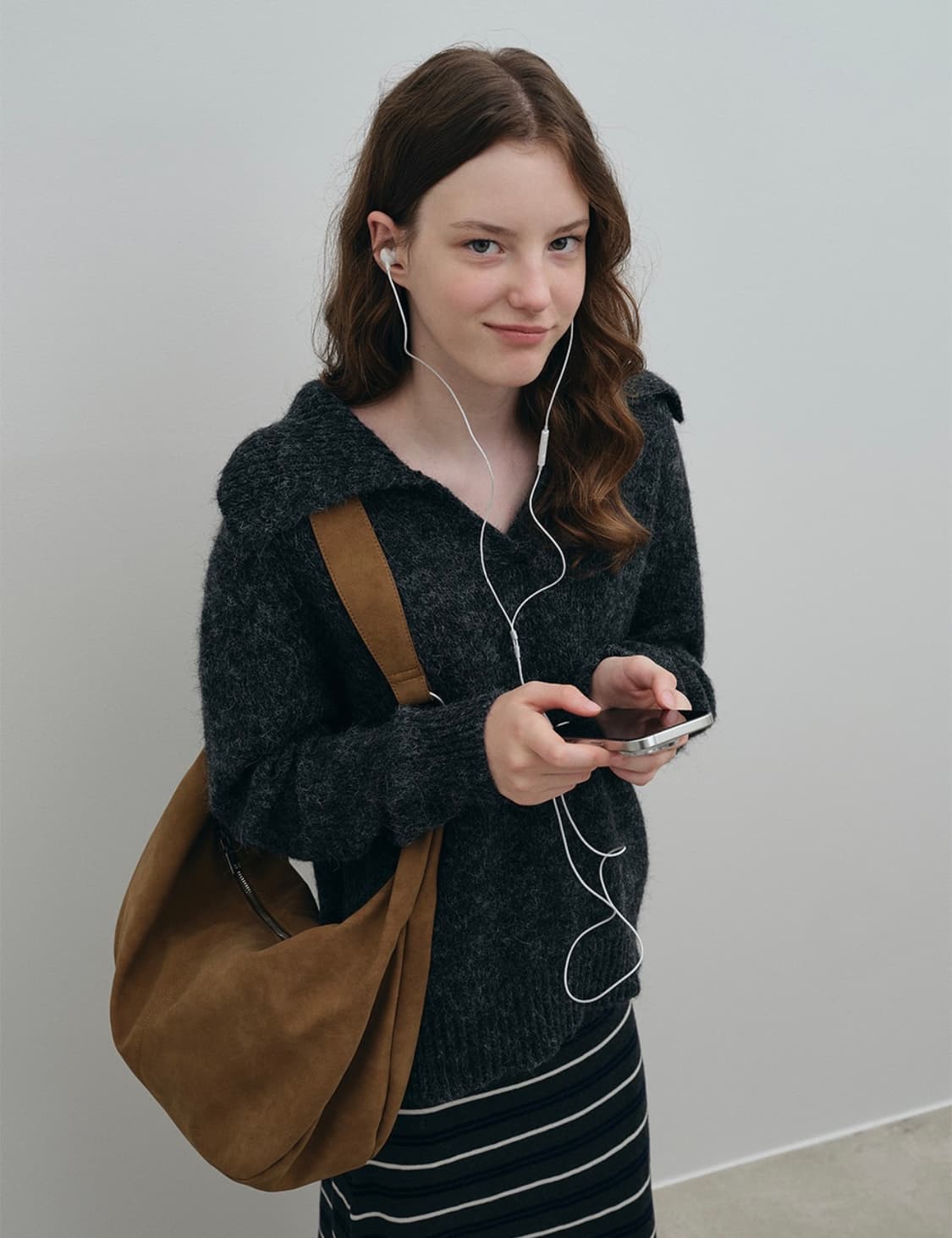 로에일 스웨이드 백 상품이미지1