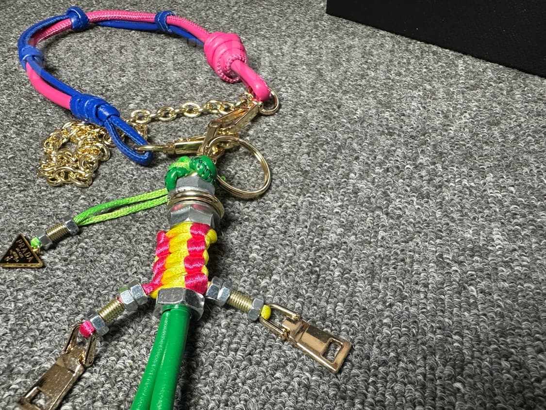 프라다 로봇 백참 블루 상품이미지2