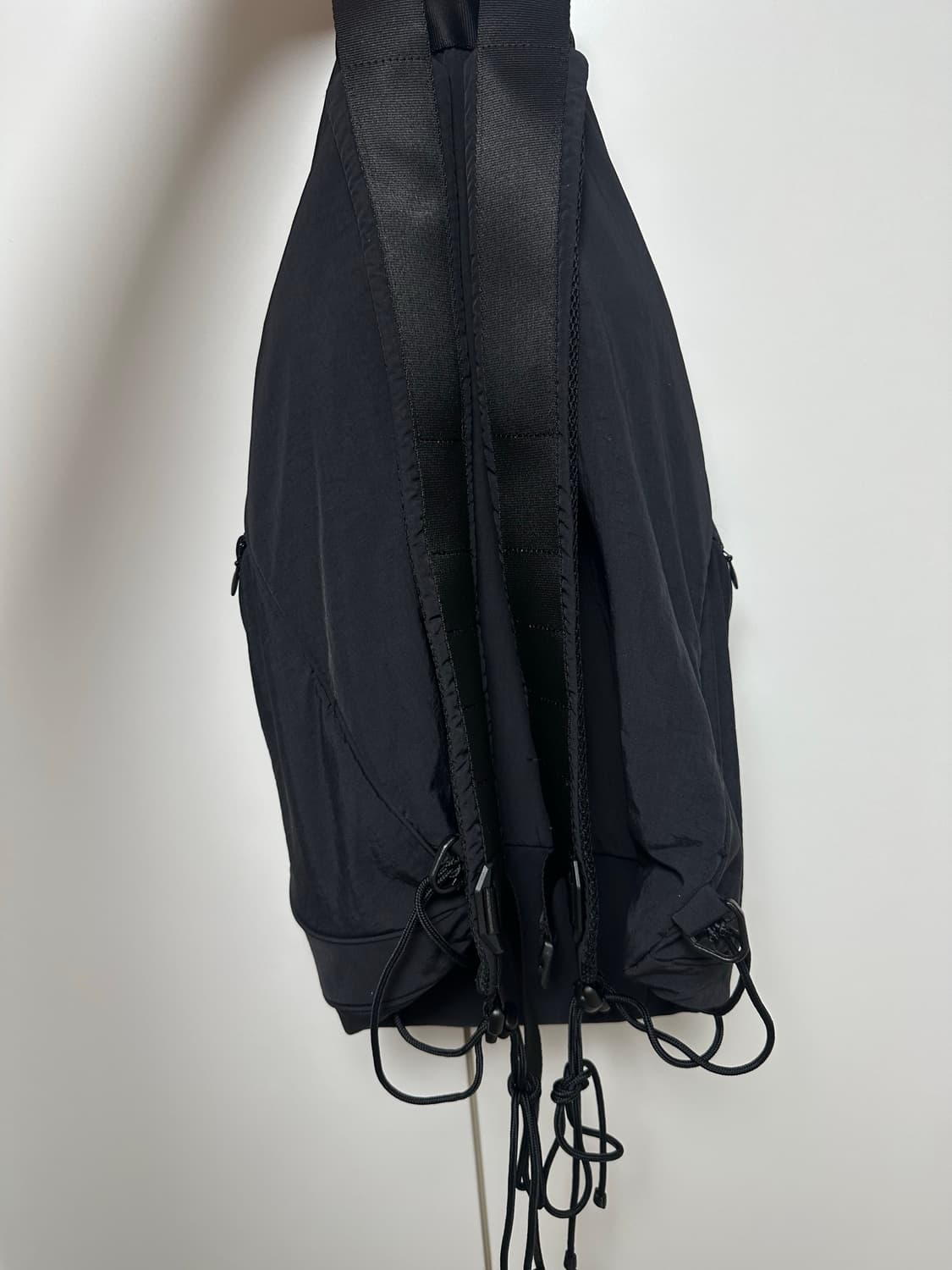 해칭룸 스트링 나일론 백팩 블랙 상품이미지3