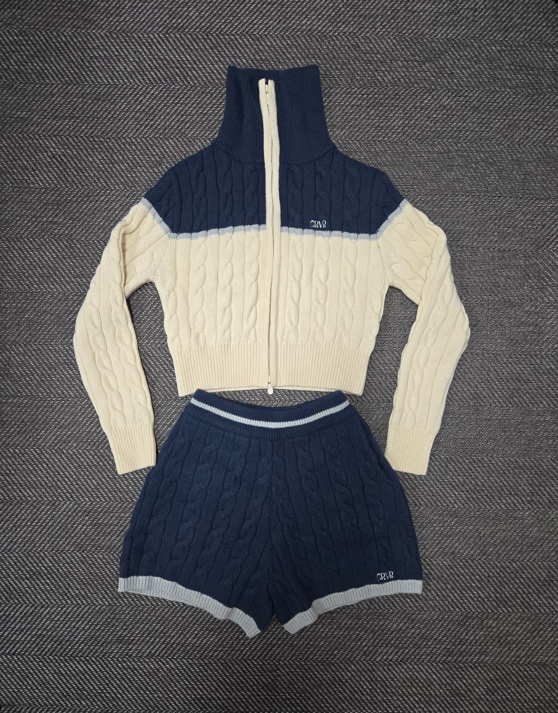 글로브 CHVR 니트 크롭 가디건 + 반바지 세트 니트집업 상품이미지1