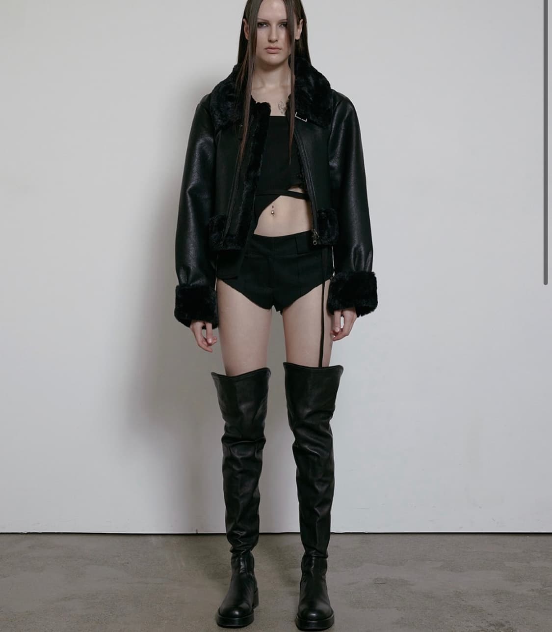 HIGH NECK SHORT MUSTANG IN BLACK 상품이미지1