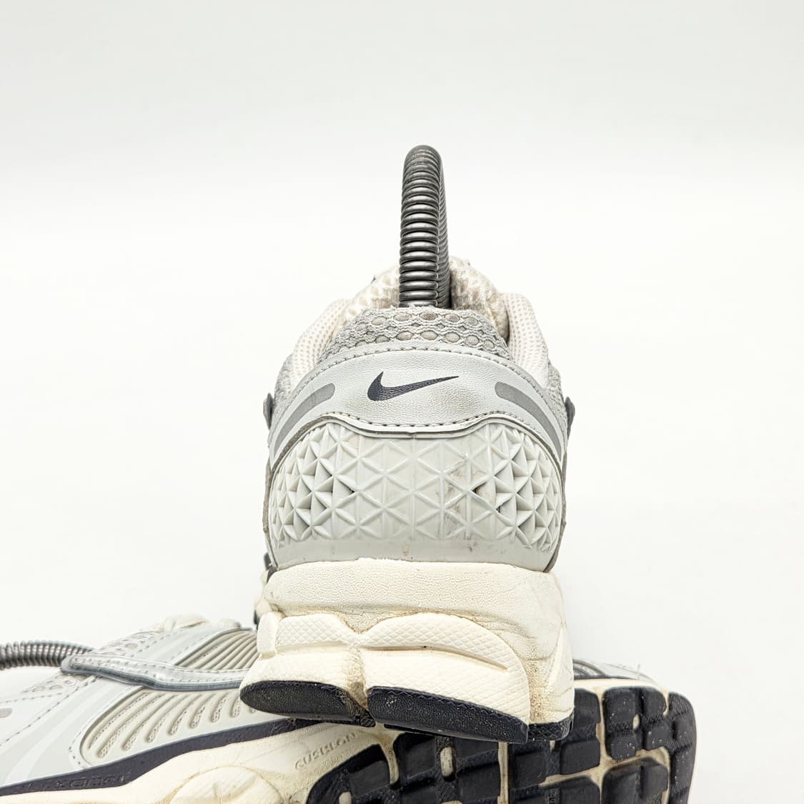 나이키 우먼스 줌 보메로 5 포톤 더스트 앤 메탈릭 실버 (240) 상품이미지2