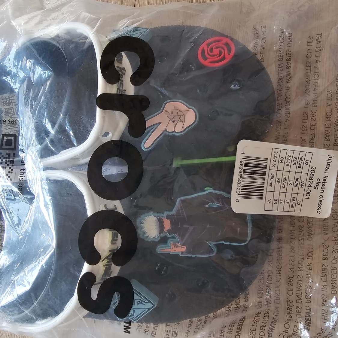 예약.250 새제품) 크록스 x 주술회전 클래식 클로그 블랙 208874 상품이미지6