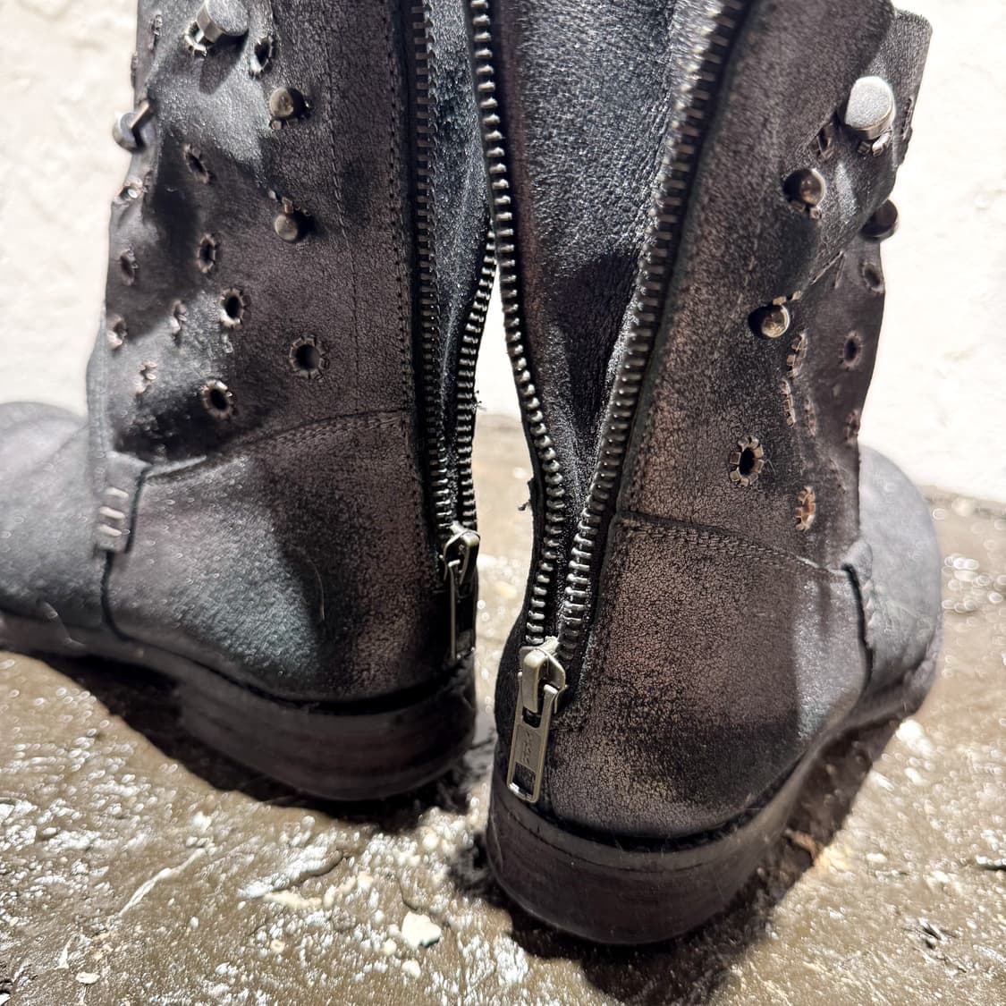 KHRIO – Distressed Eyelet Mid Boots 상품이미지6