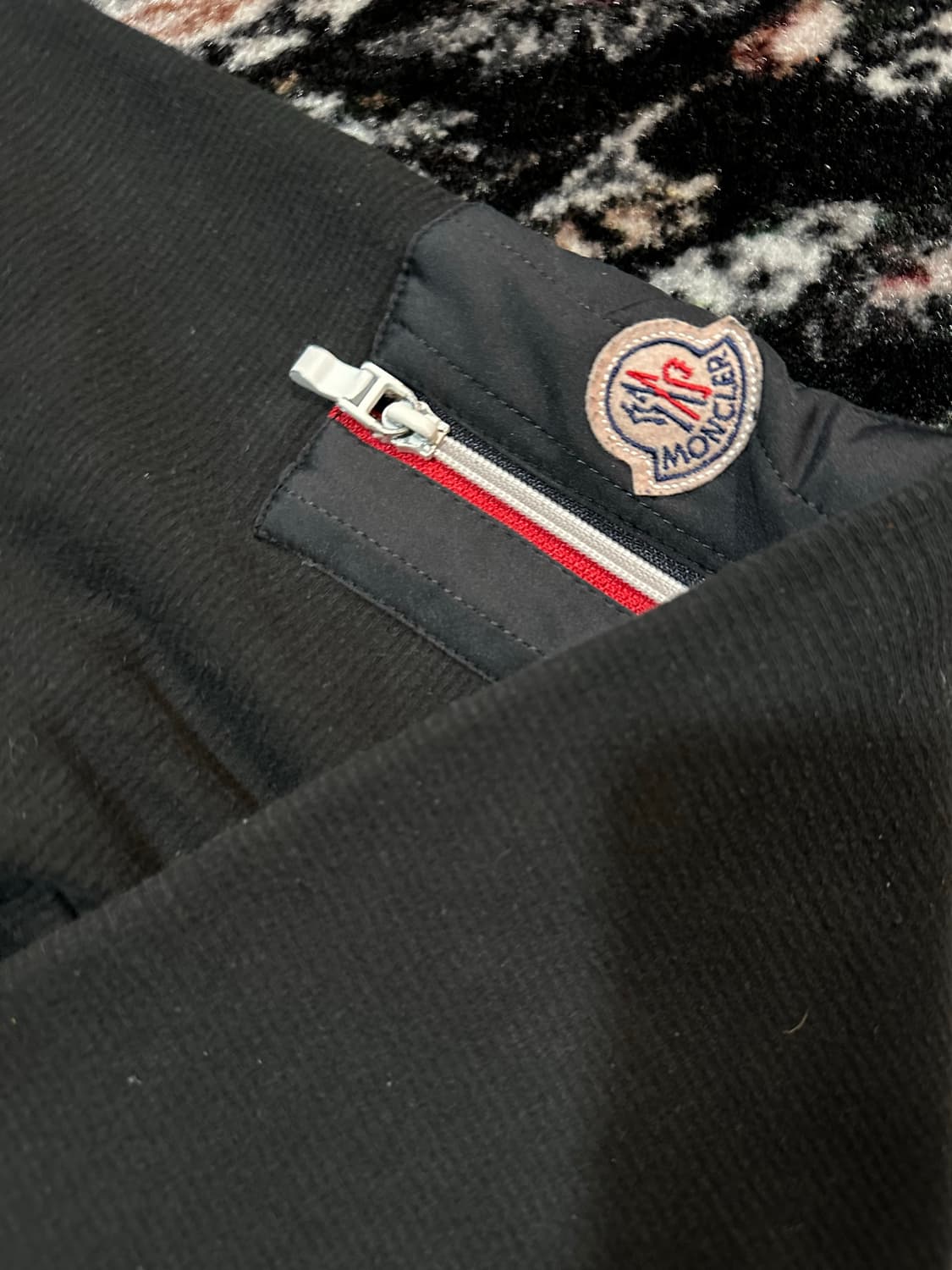 몽클레어 패디드 숄더 맨투맨 블랙 상품이미지2