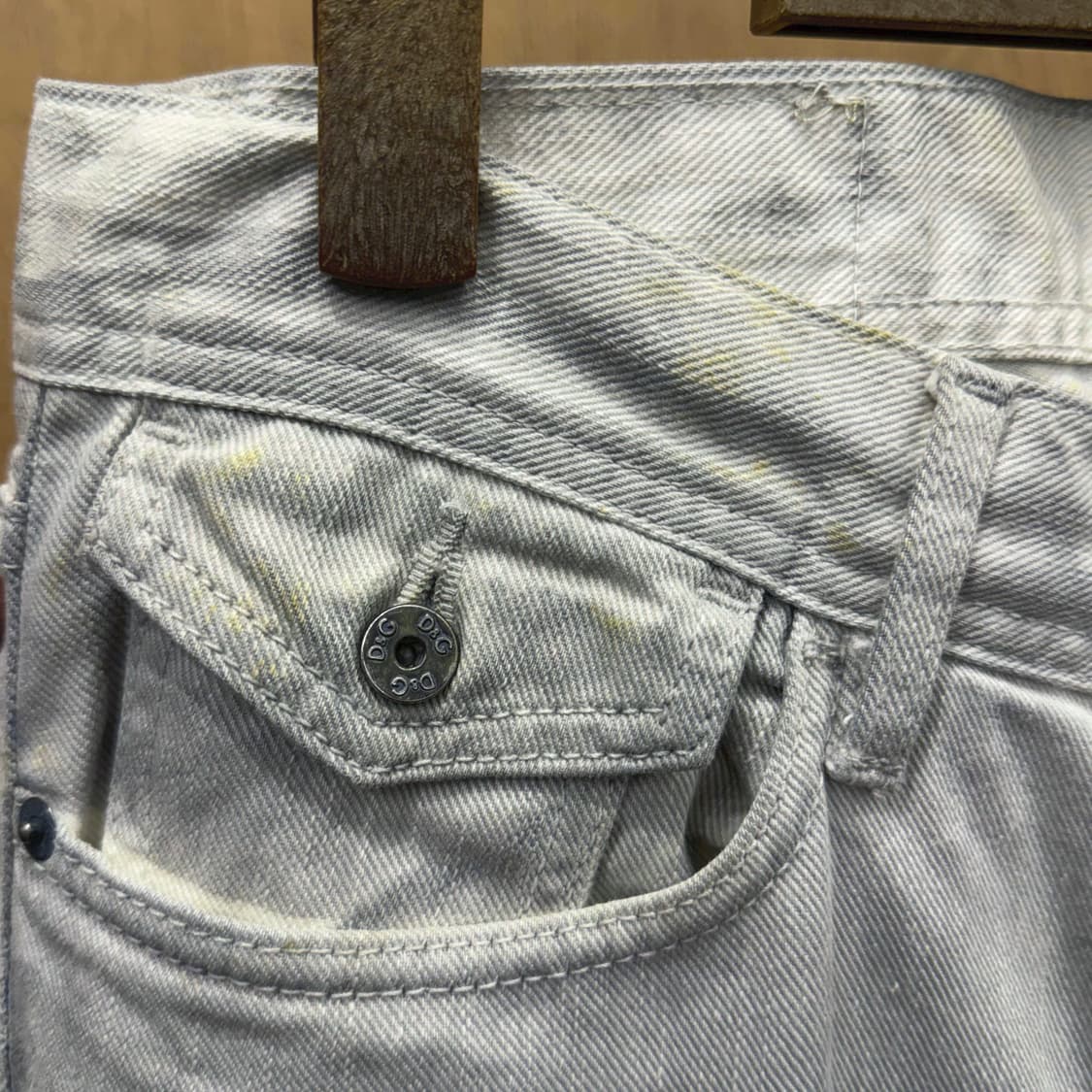 돌체앤가바나 4버튼 플랩포켓 디테일 워싱 데님 팬츠 슬림핏 연그레이 상품이미지9