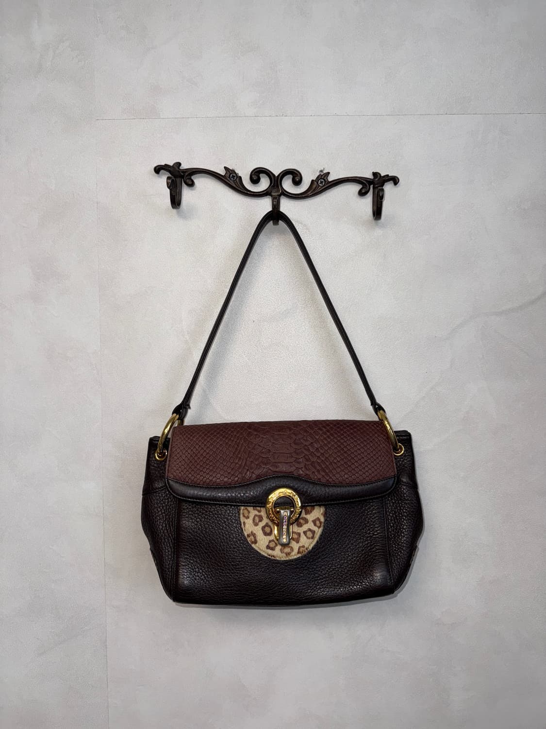 Dark brown oriental python calf fur 숄더백 상품이미지1