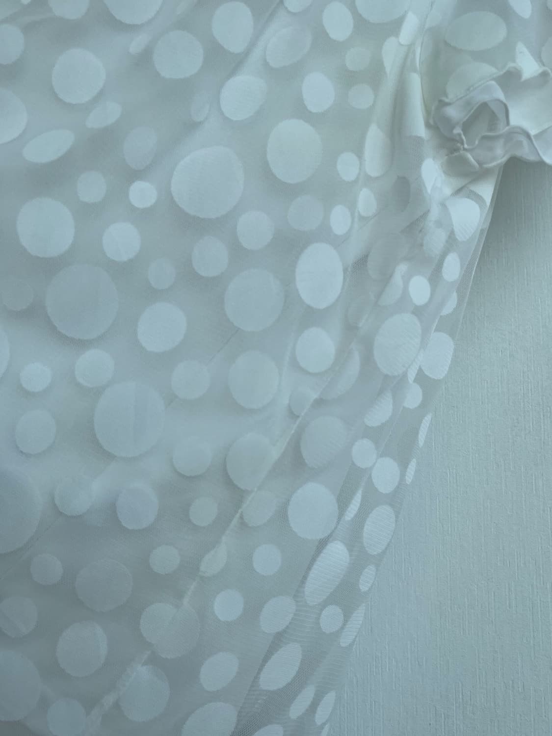 *SALE) VIVERE 화이트 도트 쉬폰 블라우스 상품이미지4