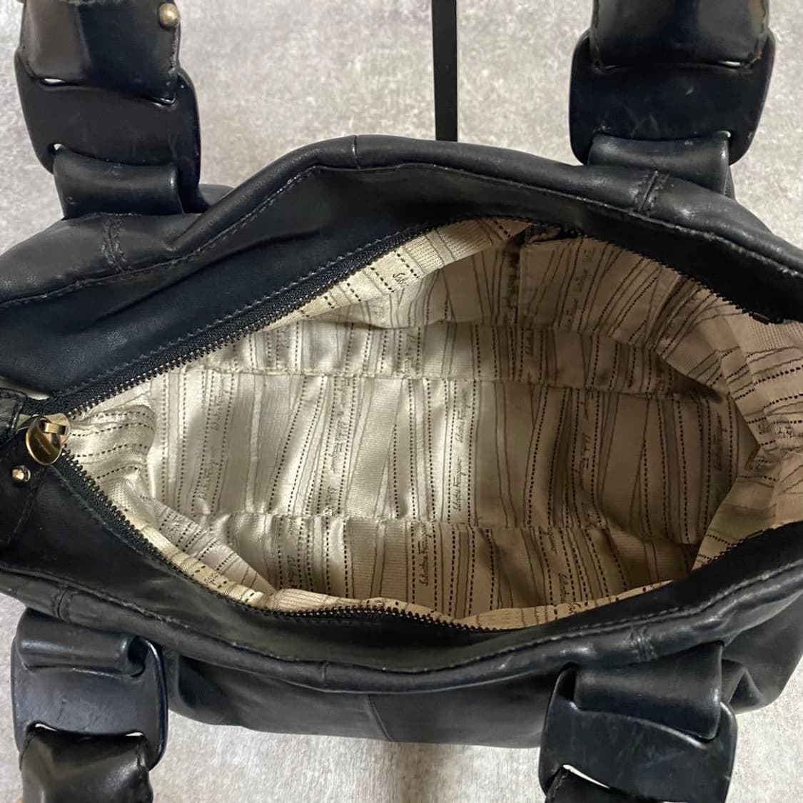 페라가모 가죽 버클 토트백 상품이미지7