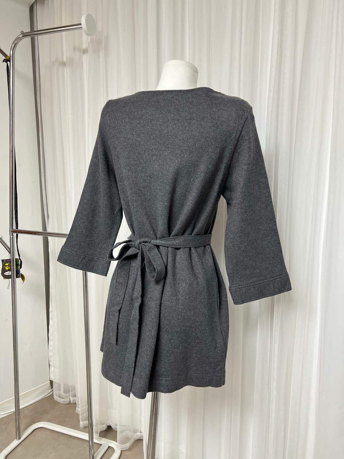 차콜 롱 슬리브 뒷리본 벨트 원피스 상품이미지6
