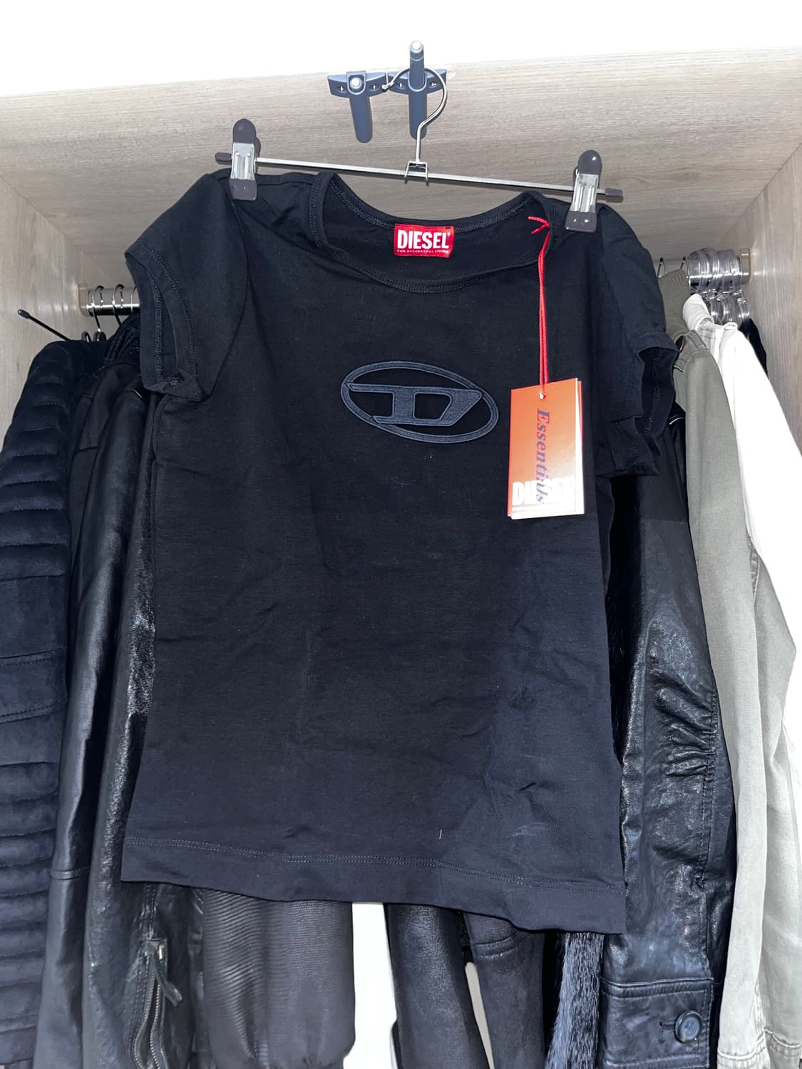 <새상품>디젤 컷아웃 피카부 로고 블랙 반팔 티셔츠 s 상품이미지1