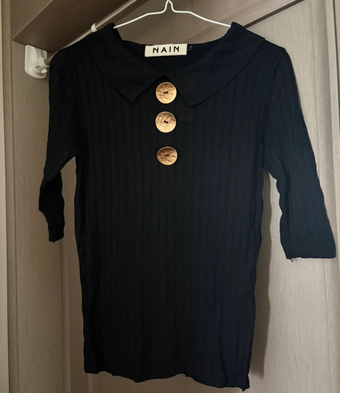 나인 NAIN 골드 버튼 블라우스 반팔 상품이미지1