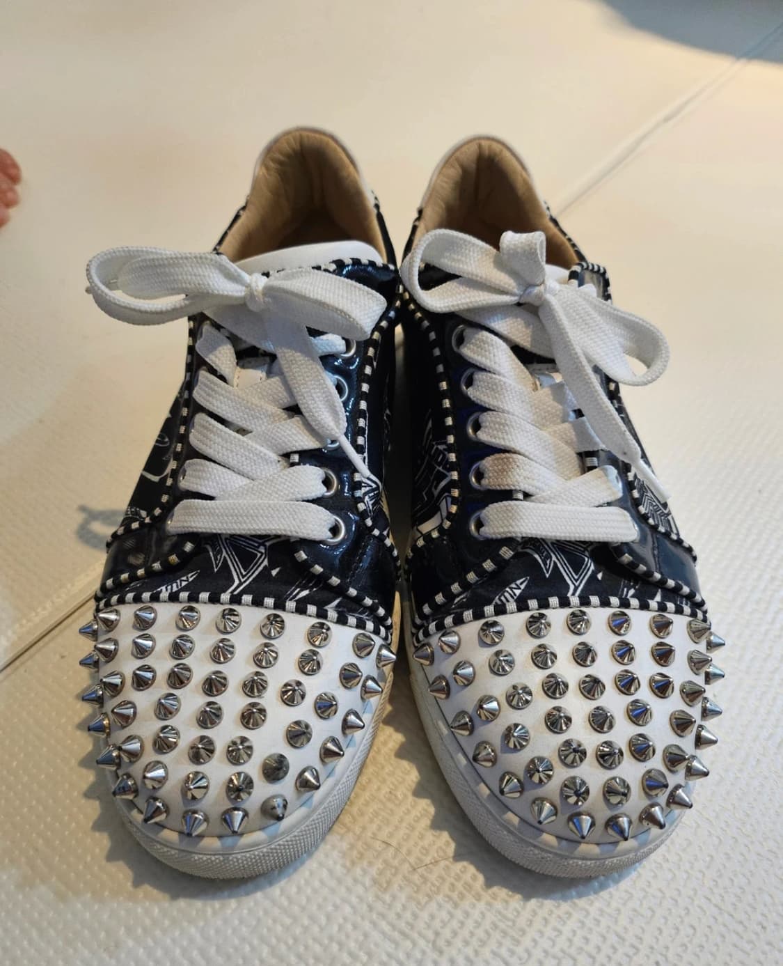 크리스찬 루부탱 스터드 스니커즈 상품이미지1