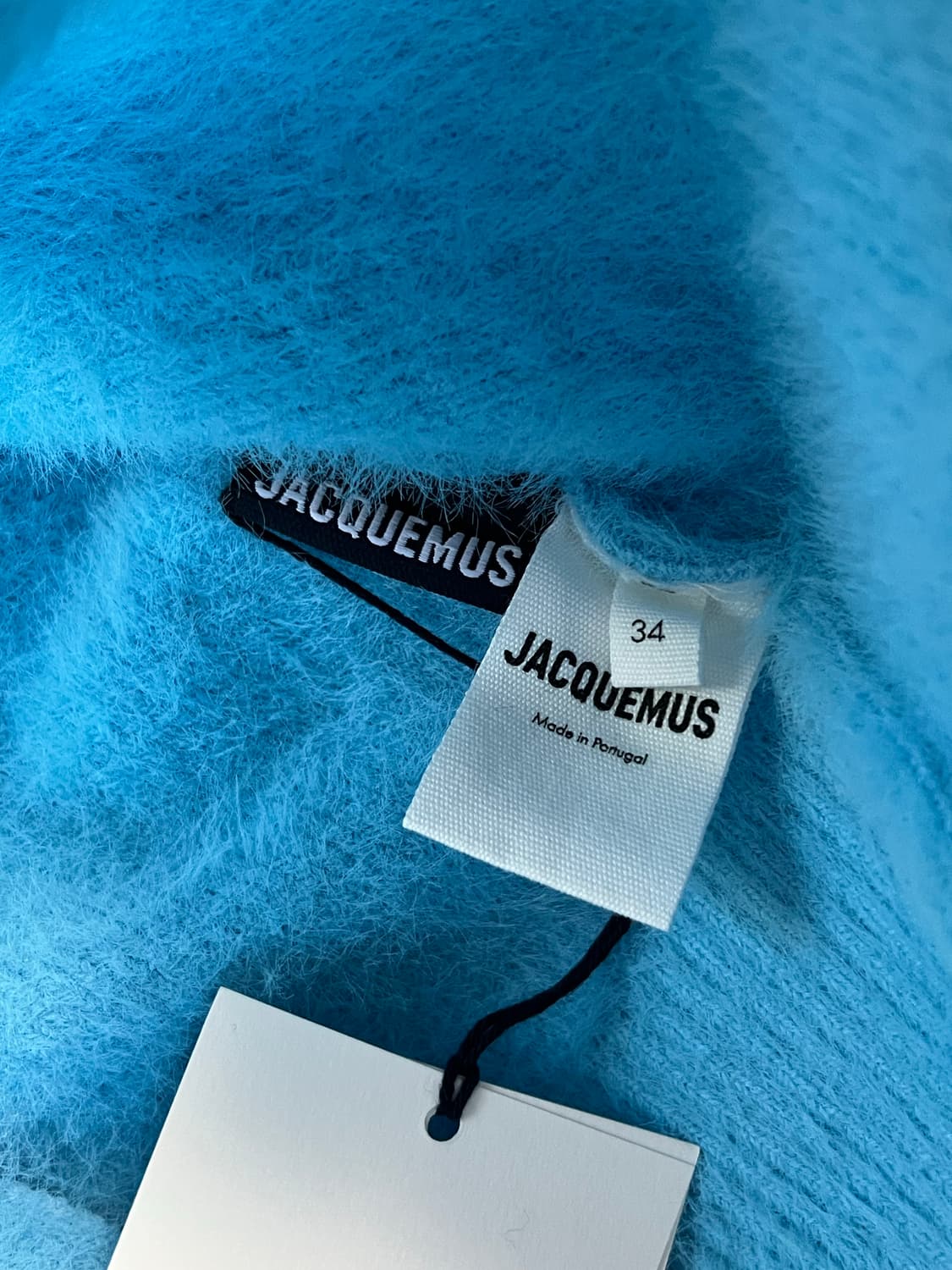 자크뮈스 22SS 라 마이유 네브 플러피 참 로고 가디건 라이트 블루 상품이미지5