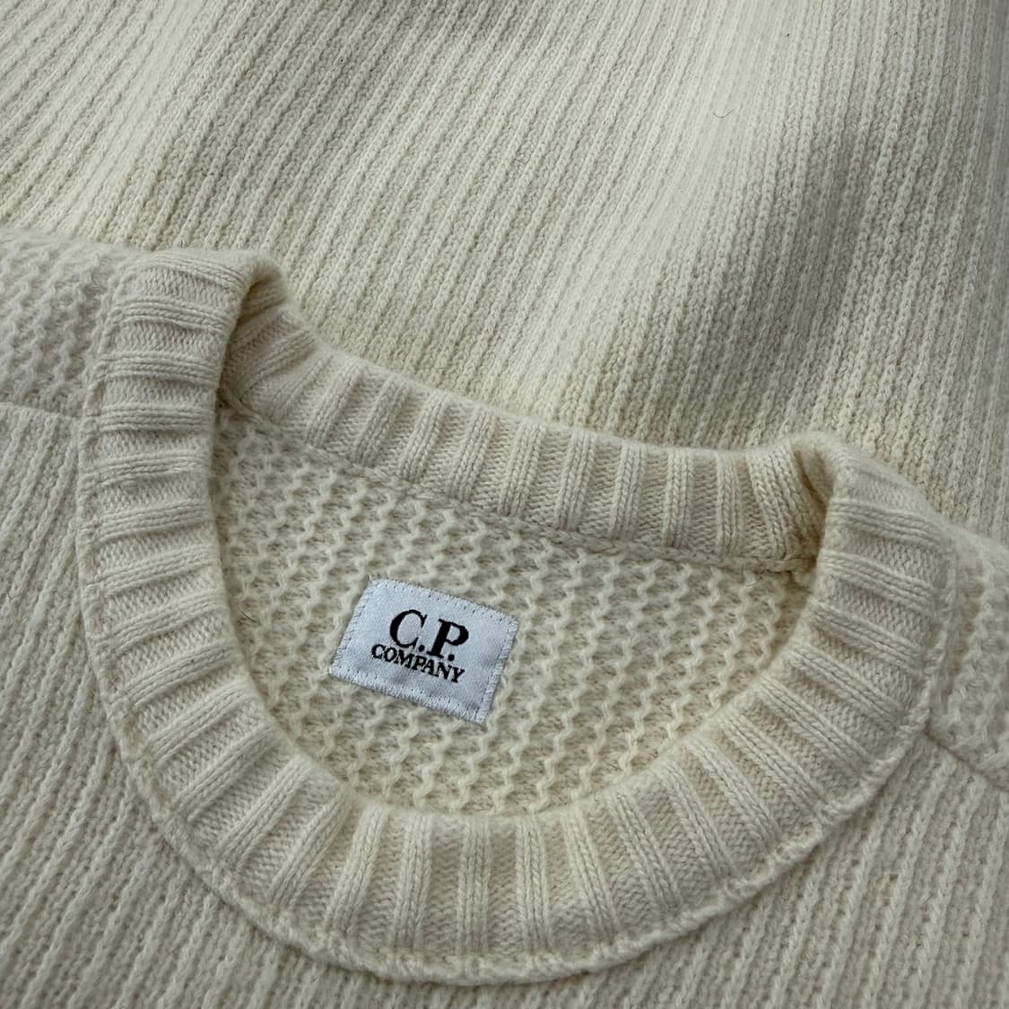 CP컴퍼니 아이보리 렌즈와펜 니트 상품이미지7