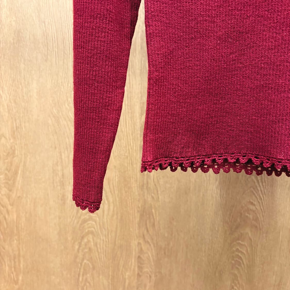 꾸레쥬 하프넥 골지 니트 로고 자수 패치 밑단 레이스 마감 디테일 레드 상품이미지6