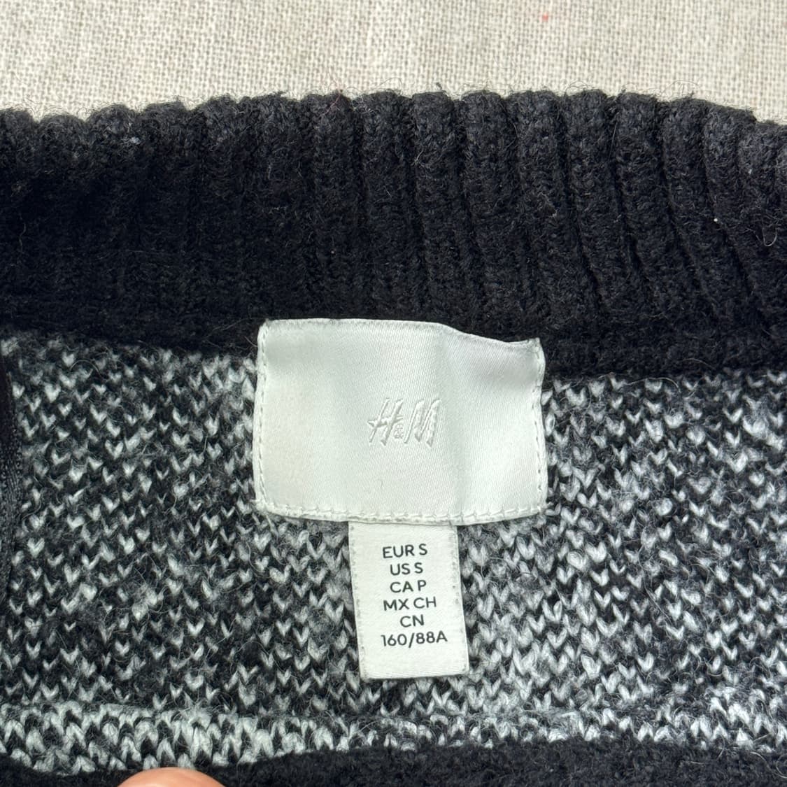H&M 자카드 패턴 검흰 니트 S 상품이미지4