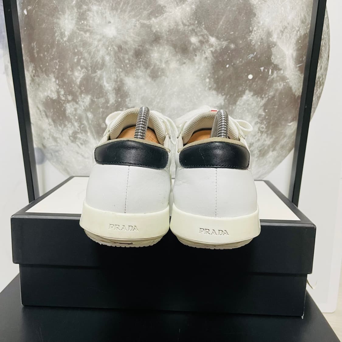 정품 7) 프라다 화이트 로고 스니커즈 270~275 상품이미지4