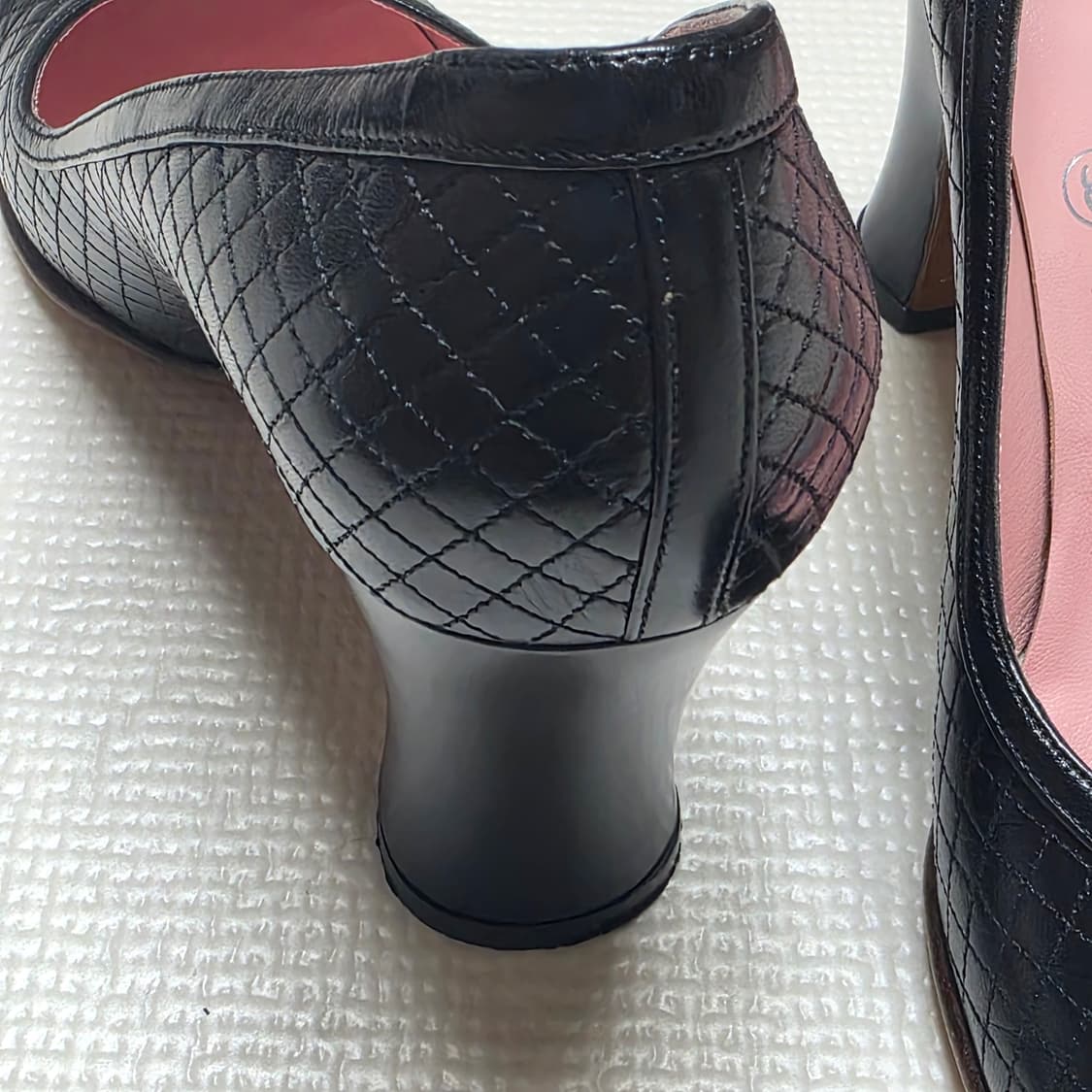 샤넬 퀼팅 레더 라운드 토 펌프스 힐 상품이미지2