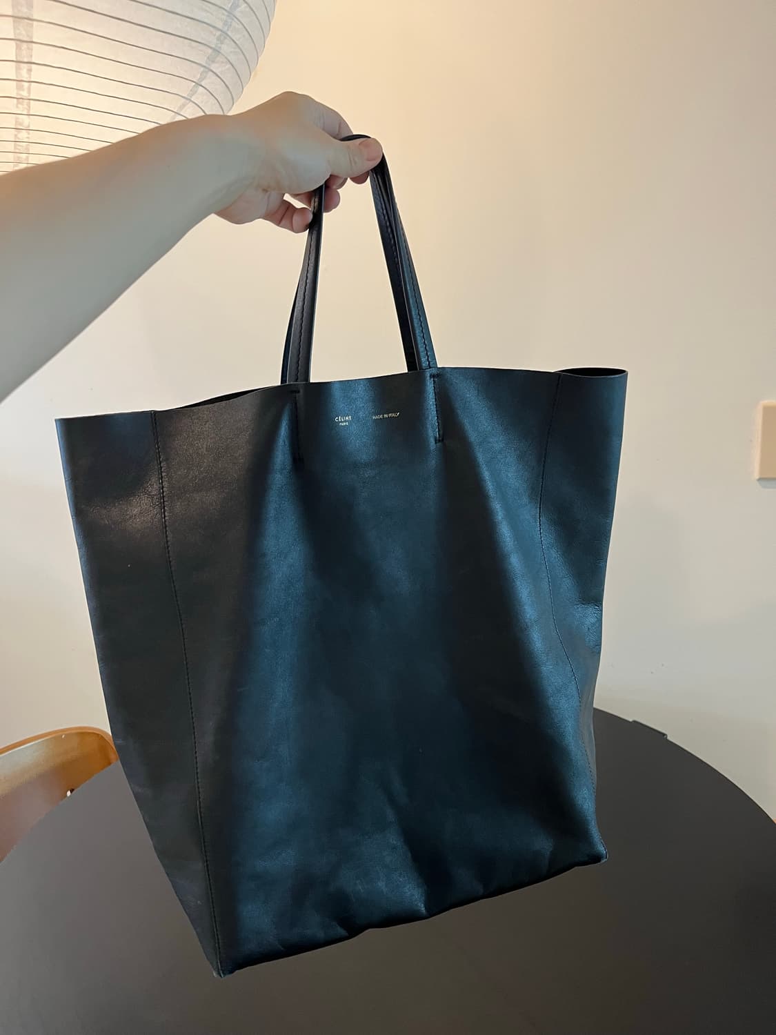 셀린느 버티컬 카바스 블랙 레더 정품  상품이미지1