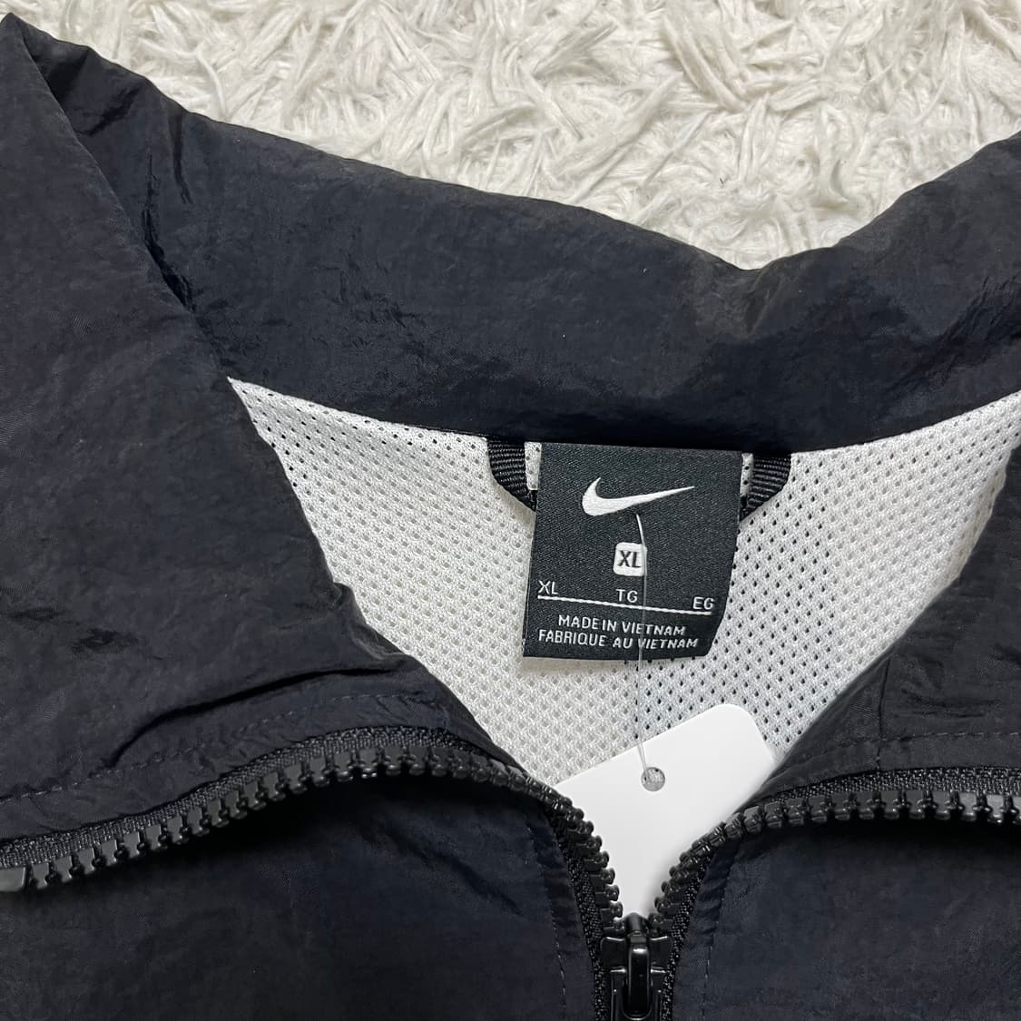 Nike black woven windbreaker 상품이미지7