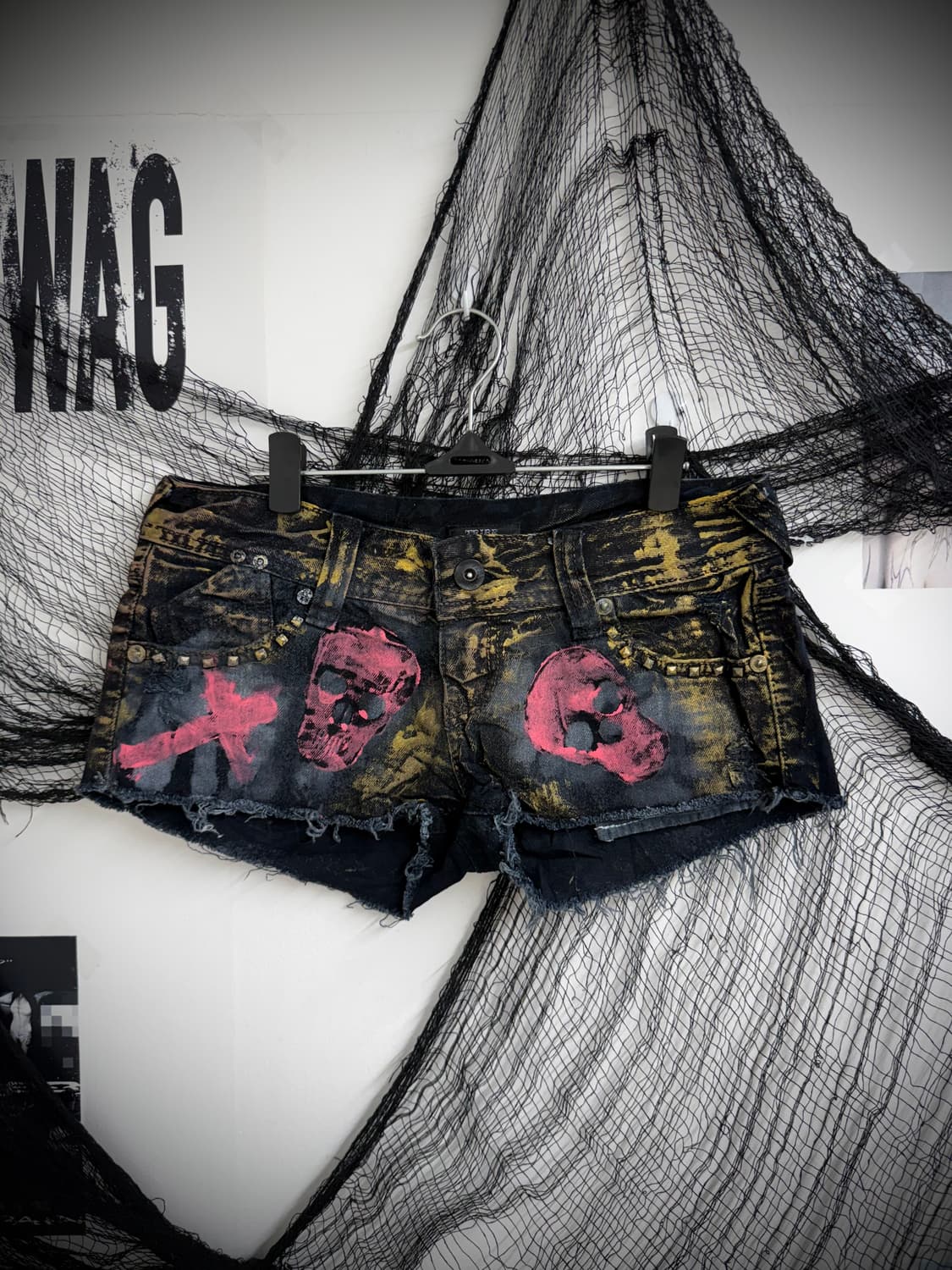 Punk painted stud shorts 상품이미지1