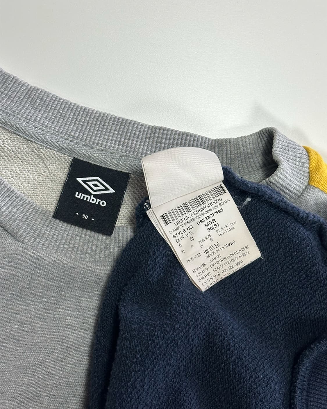 엄브로 패널 절개 맨투맨 상품이미지3