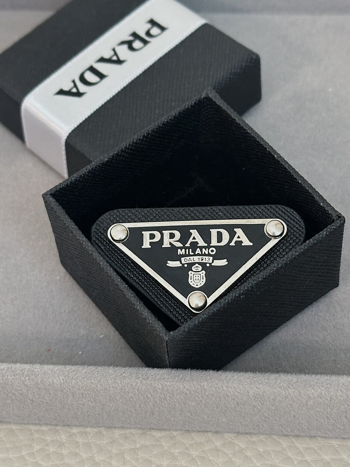 프라다 레더 빈티지 브로치 상품이미지3