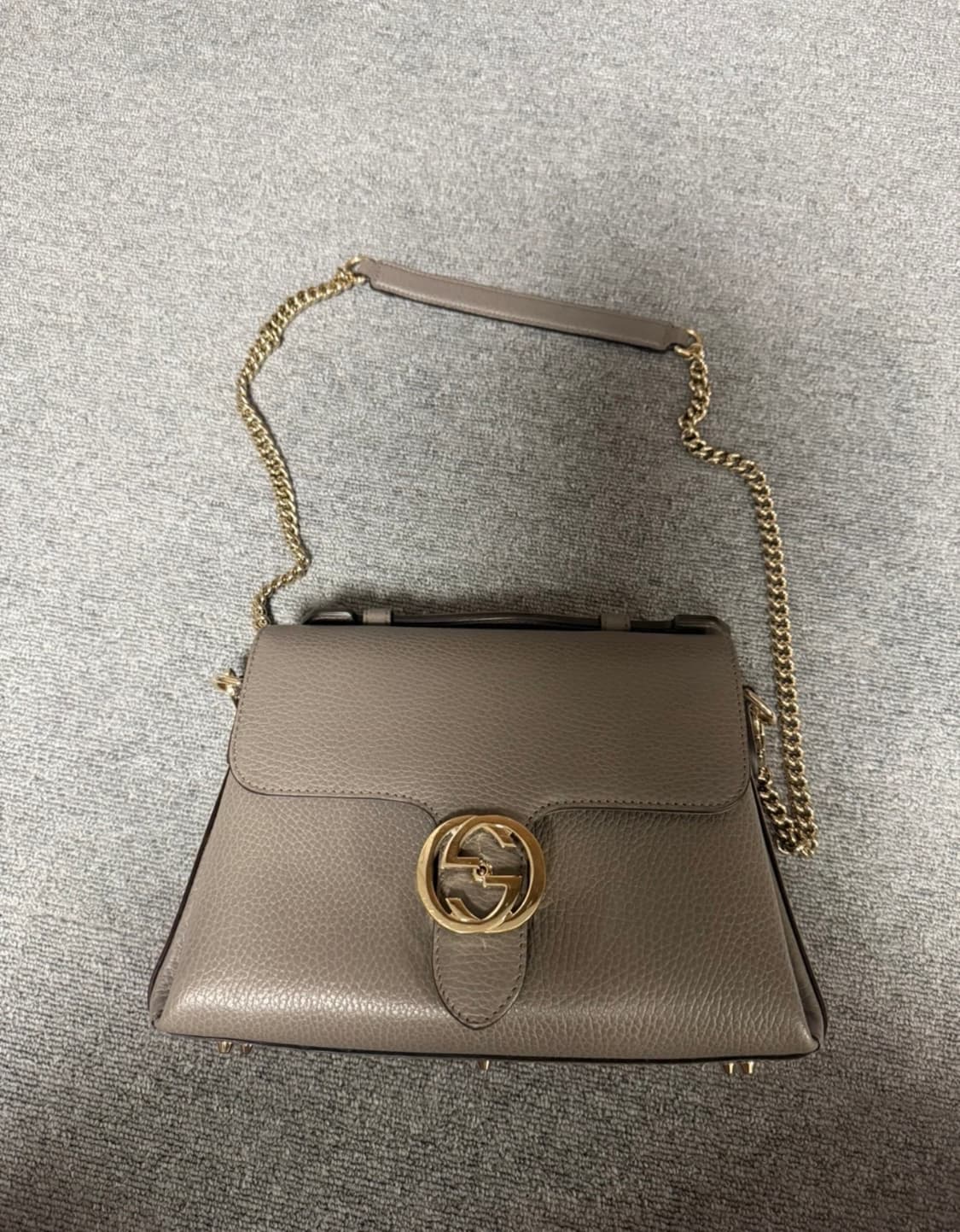 구찌 인터로킹 탑핸들 체인백 그레이 상품이미지1