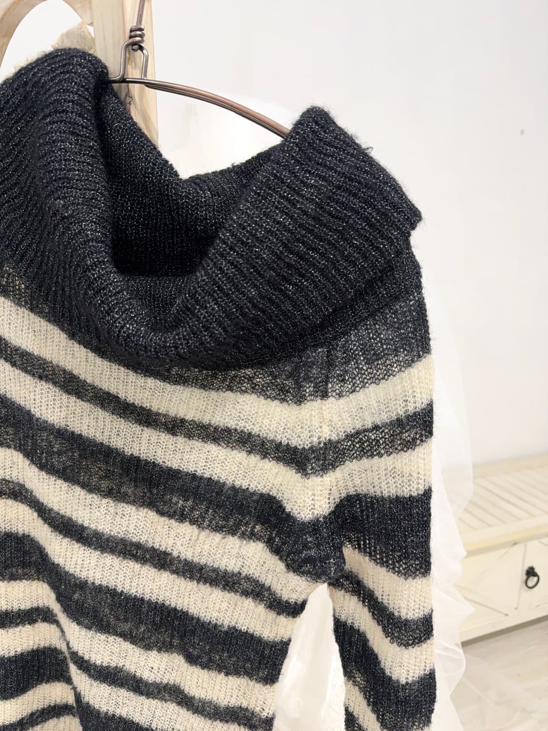 Black and ivory stripe off shoulder knit 상품이미지8