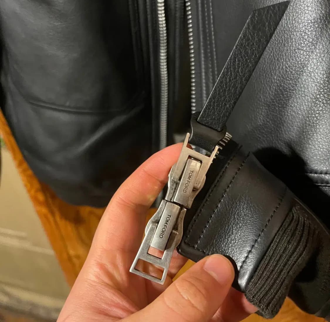 톰포드 블랙 래더 시어링 자켓 판매 합니다. 상품이미지8