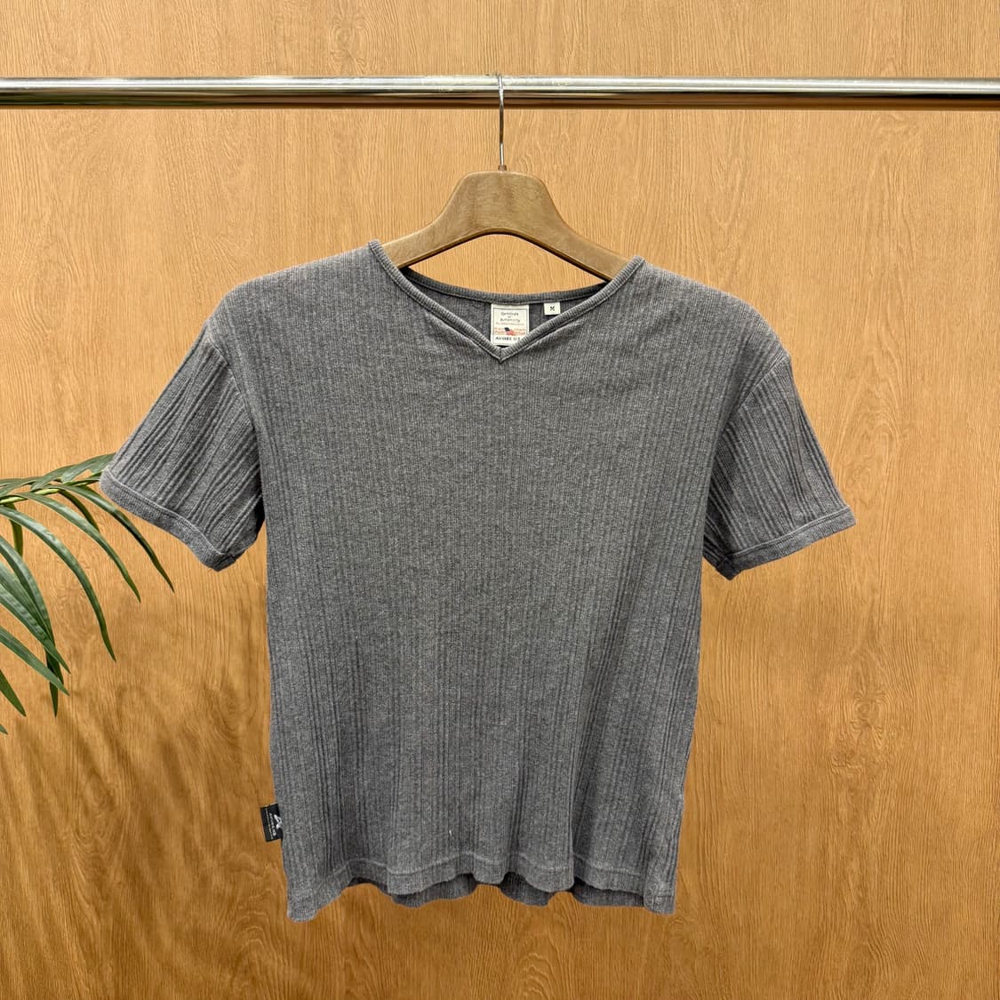 아비렉스 반팔 니트 티셔츠 브이넥라인 자수 디테일 그레이 상품이미지1